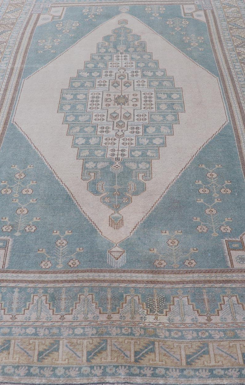 Large Vintage Turkish Oushak Rug with Central Medallion in Blue and Cream For Sale 5