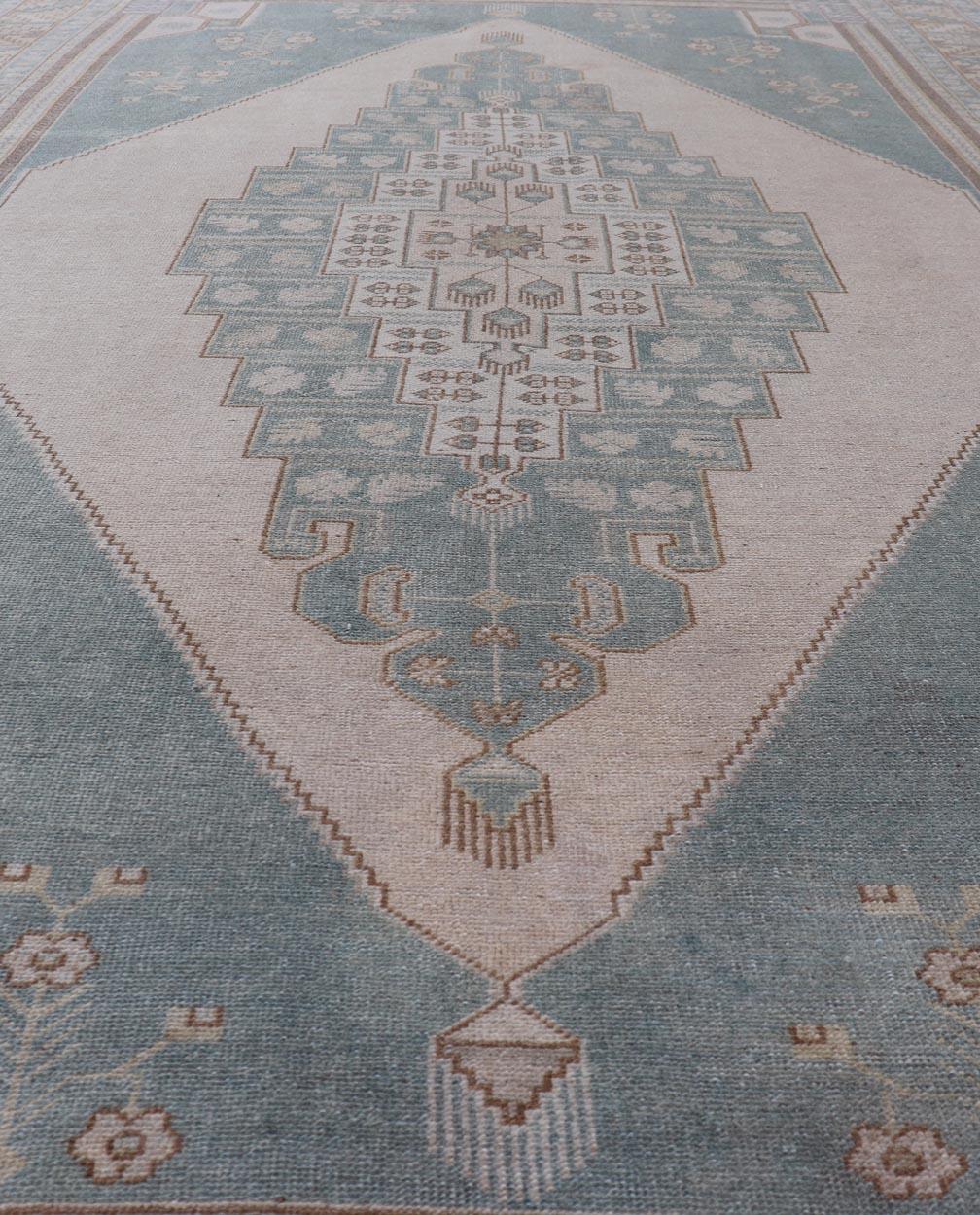 Large Vintage Turkish Oushak Rug with Central Medallion in Blue and Cream For Sale 6