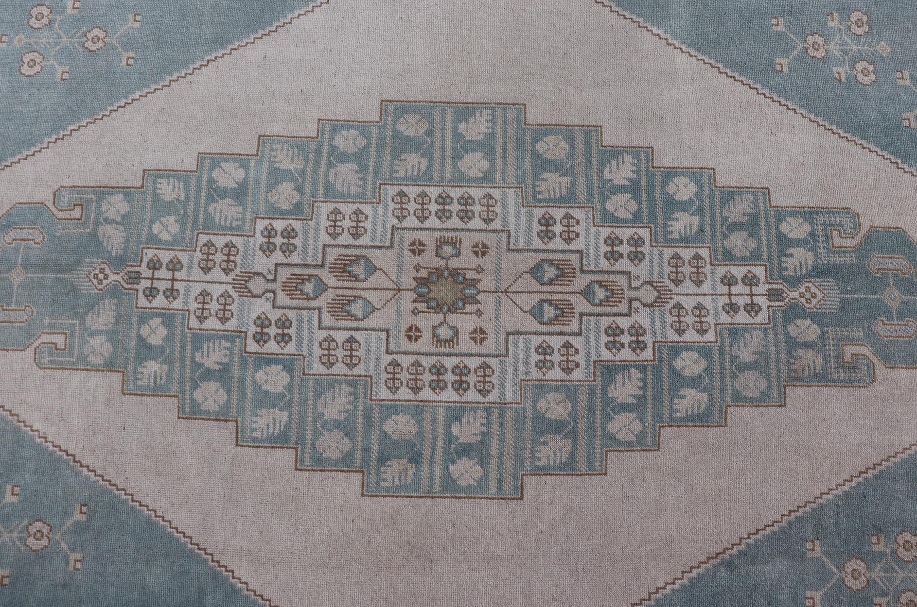 Large Vintage Turkish Oushak Rug with Central Medallion in Blue and Cream For Sale 7