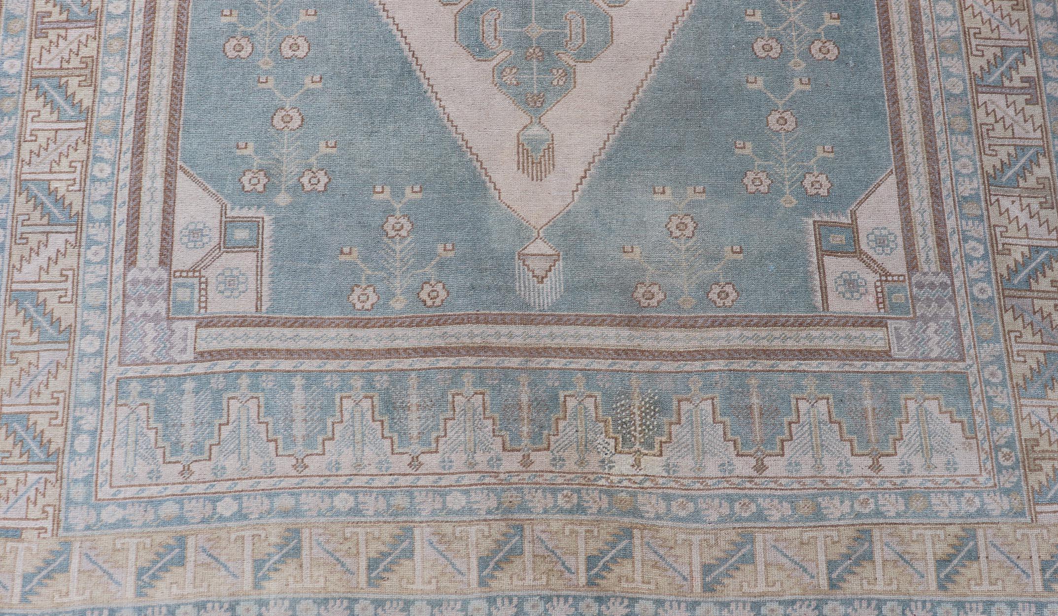 Großer türkischer Oushak-Teppich im Vintage-Stil mit zentralem Medaillon in Blau und Creme (Handgeknüpft) im Angebot