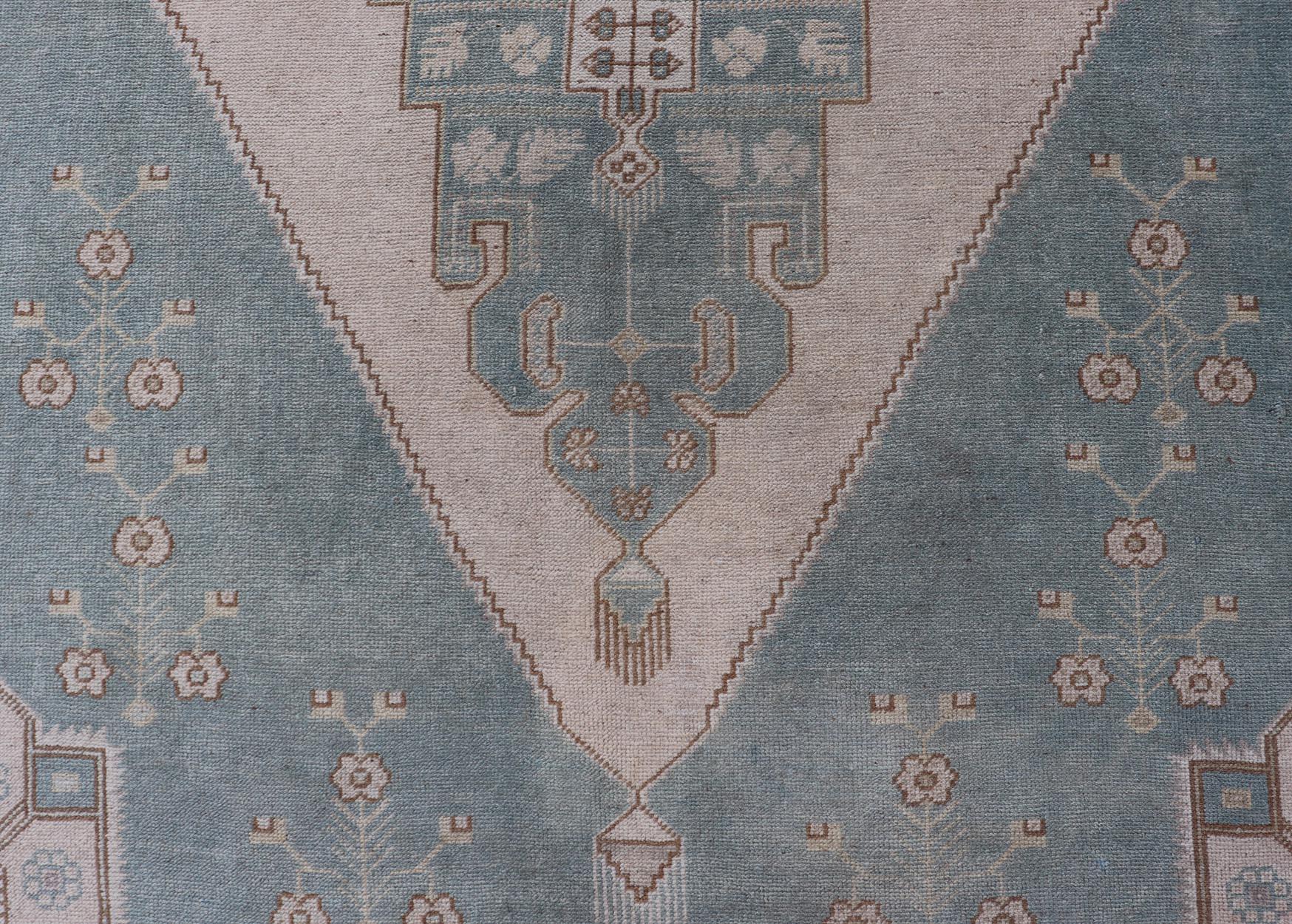 20th Century Large Vintage Turkish Oushak Rug with Central Medallion in Blue and Cream For Sale