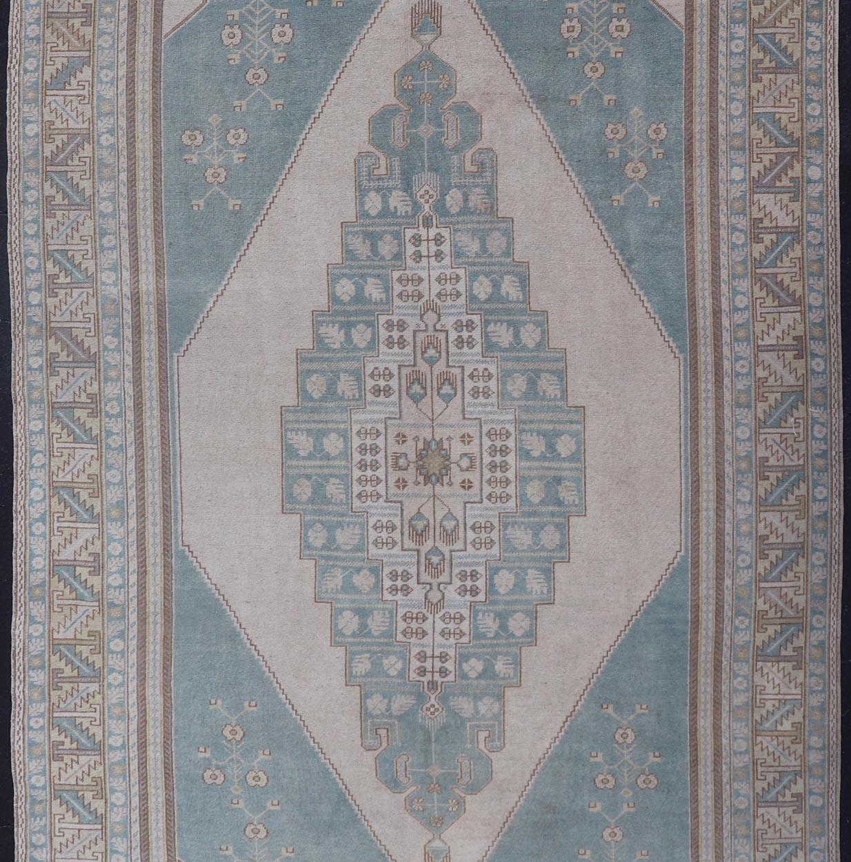 Großer türkischer Oushak-Teppich im Vintage-Stil mit zentralem Medaillon in Blau und Creme (Wolle) im Angebot