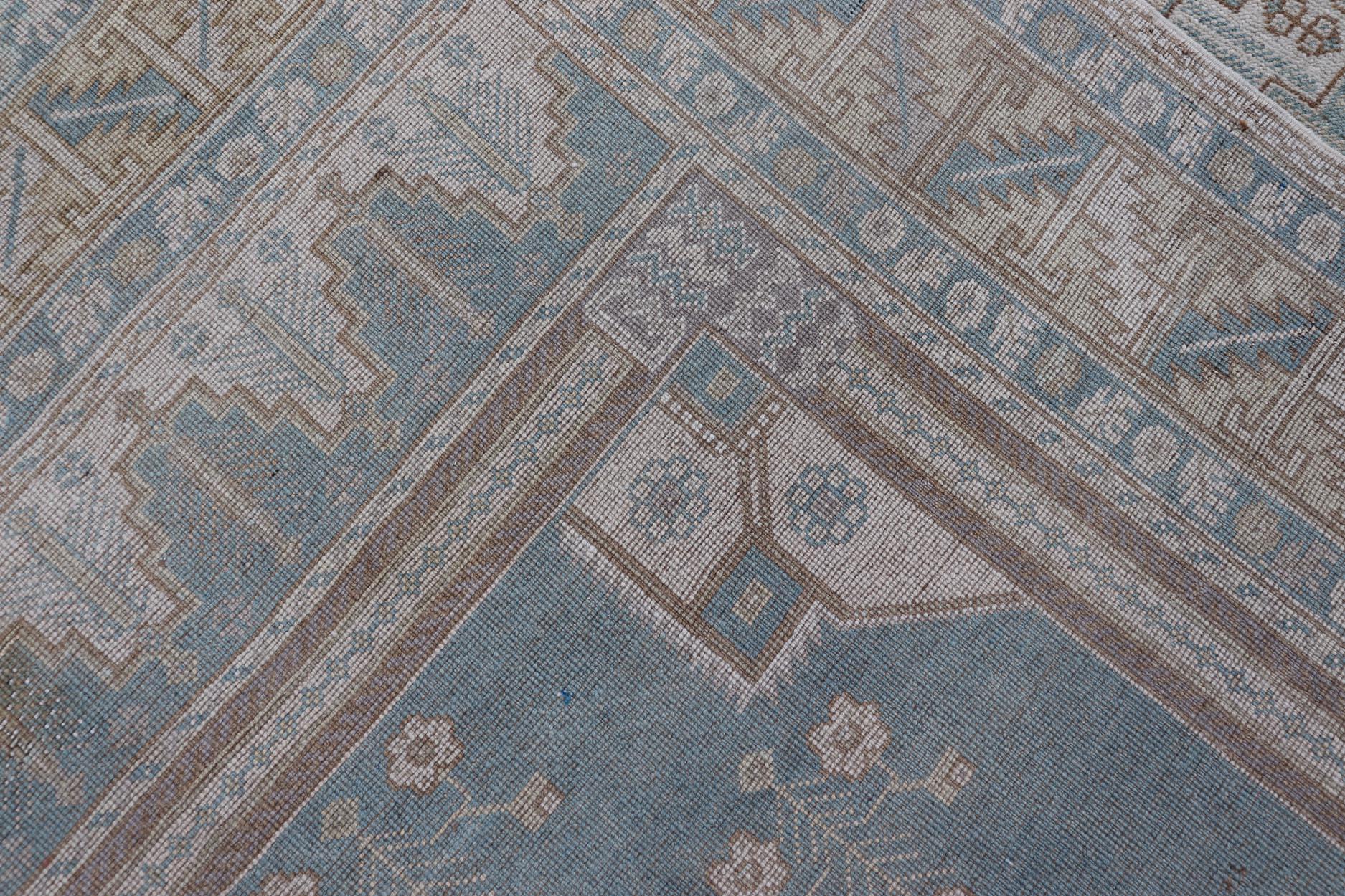 Großer türkischer Oushak-Teppich im Vintage-Stil mit zentralem Medaillon in Blau und Creme im Angebot 2
