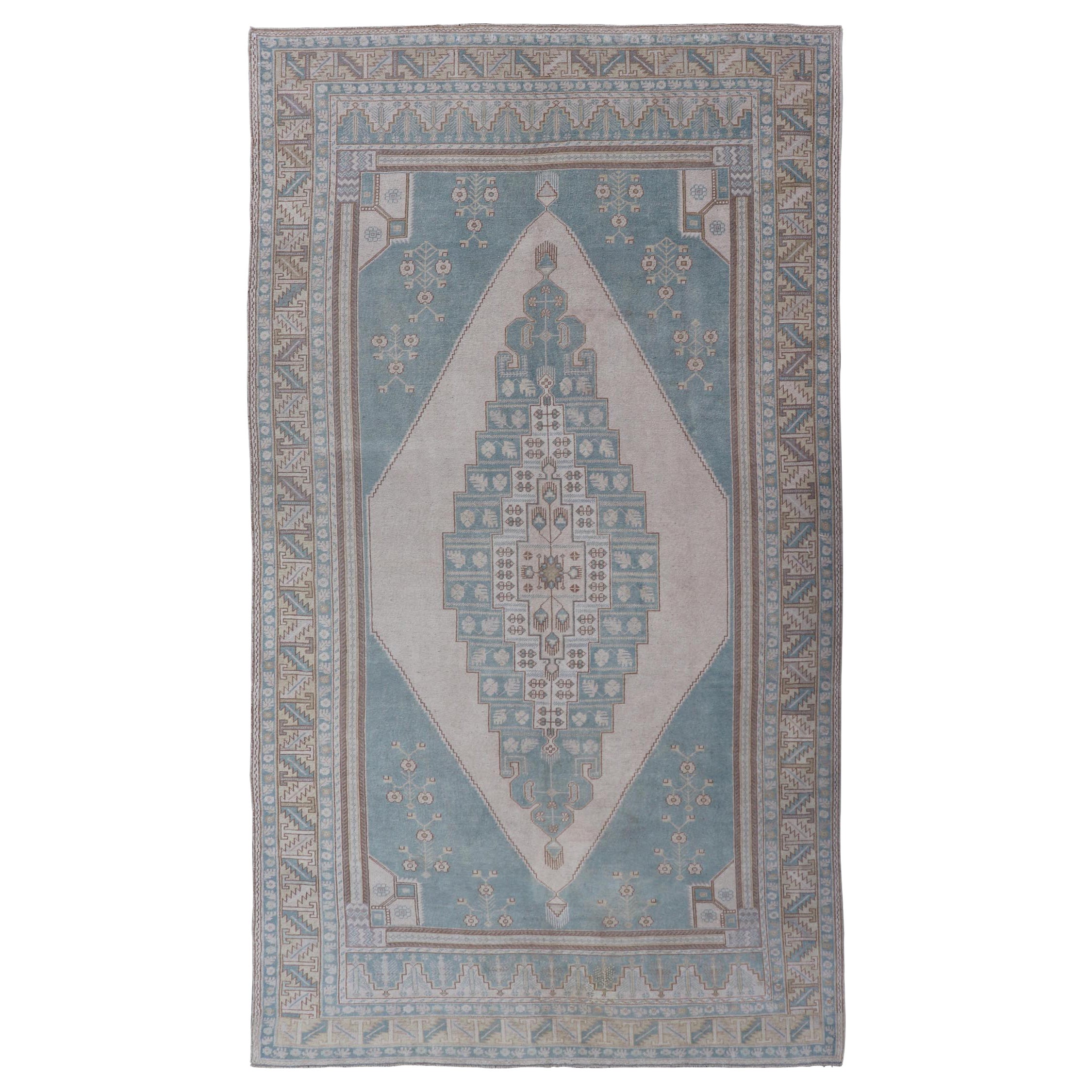 Grande tappeto vintage turco Oushak con medaglione centrale in blu e crema