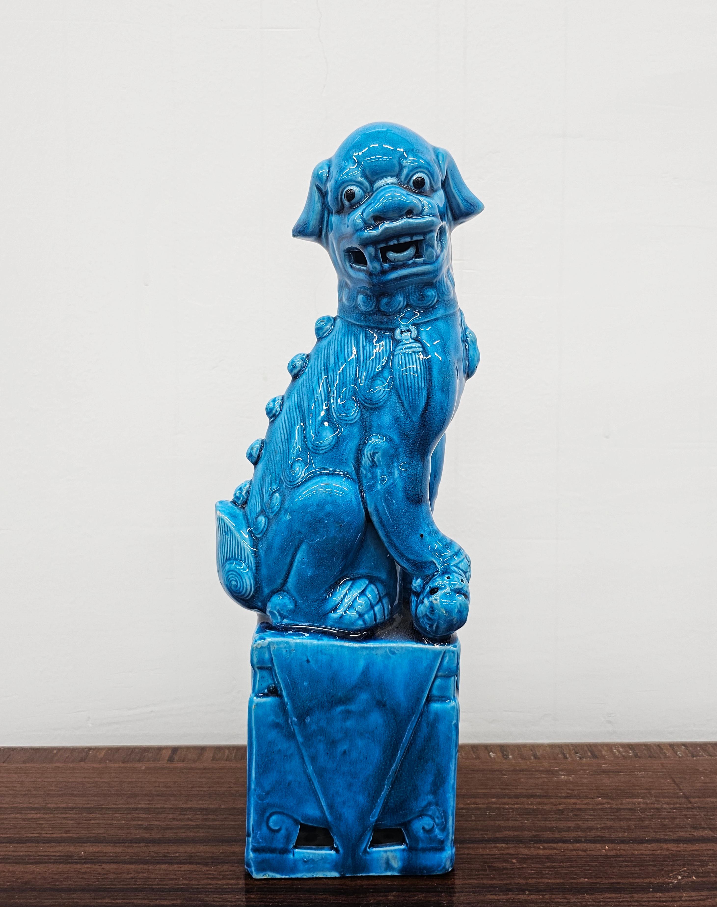 In dieser Auflistung finden Sie eine einzelne Lion Foo Hund Keramik dekoratives Objekt, ca. Mitte des 20. Jahrhunderts, 1960er Jahre, Belgien. Dieser Lion Foo Dog ist in einem wunderschönen Türkisblau gehalten und eignet sich hervorragend als
