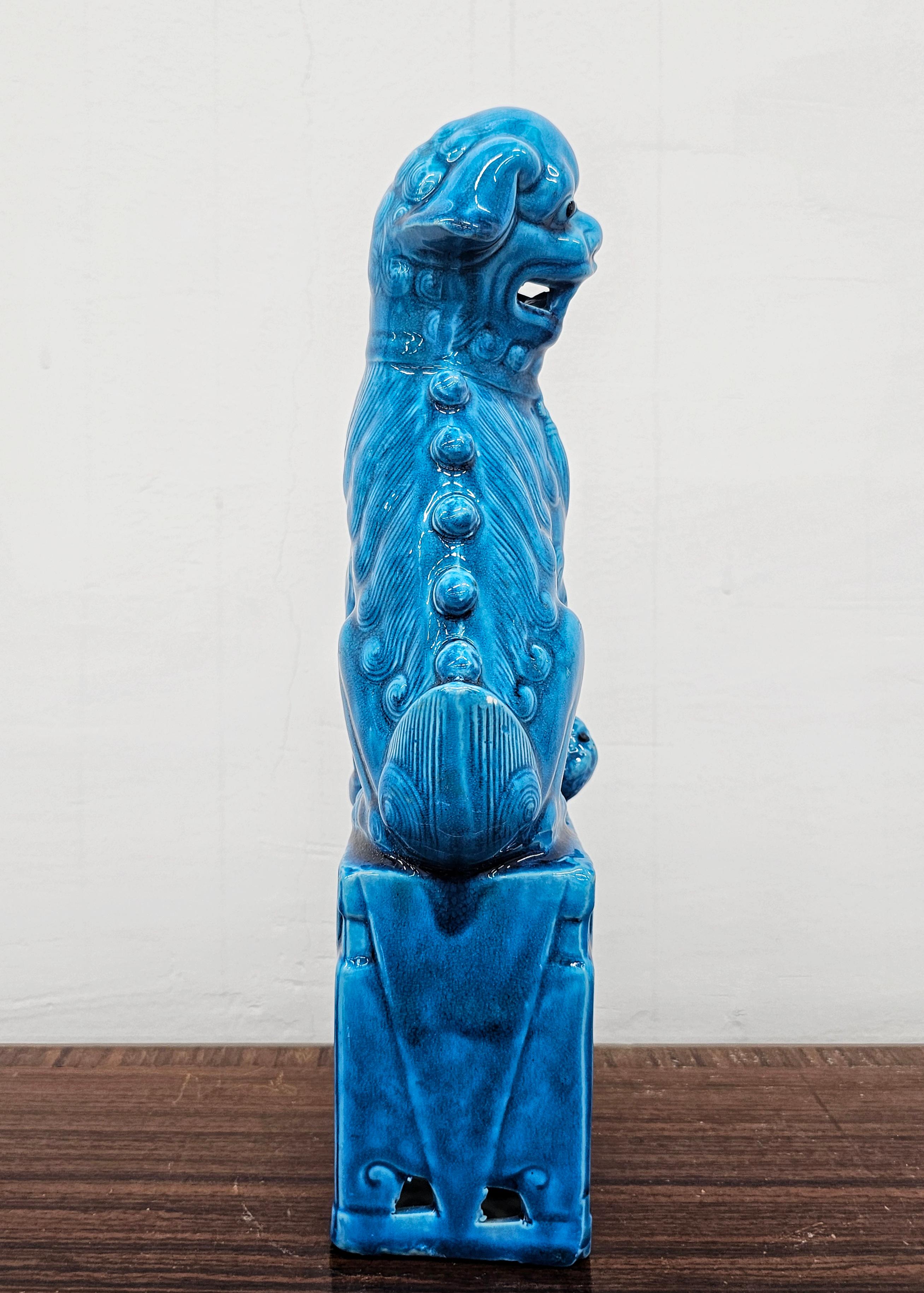 Große türkisfarbene chinesische Vintage-D Drachen- Foo-Hunde-Figuren aus glasierter Keramik (Belgisch) im Angebot