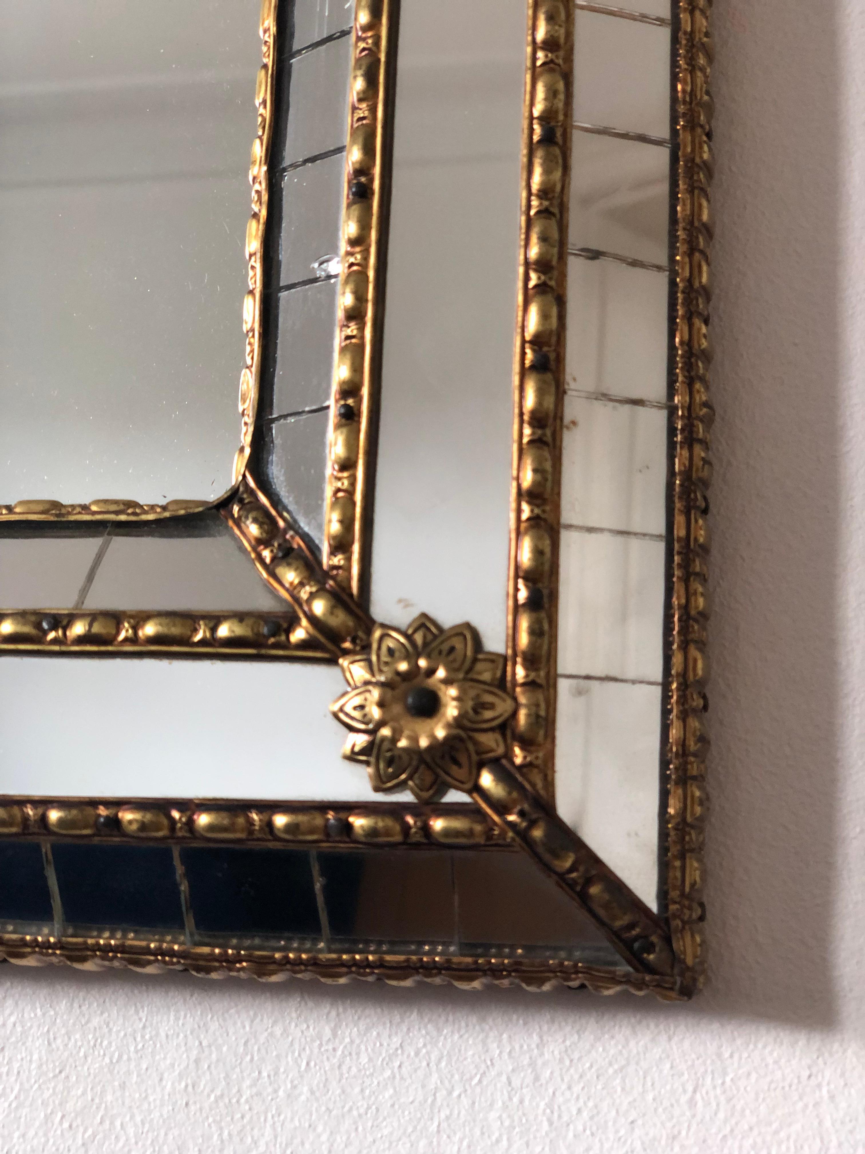 Large Vintage Venetian Mirror Hollywood Regency in Gold Spain 1990s (Spanisch) im Angebot