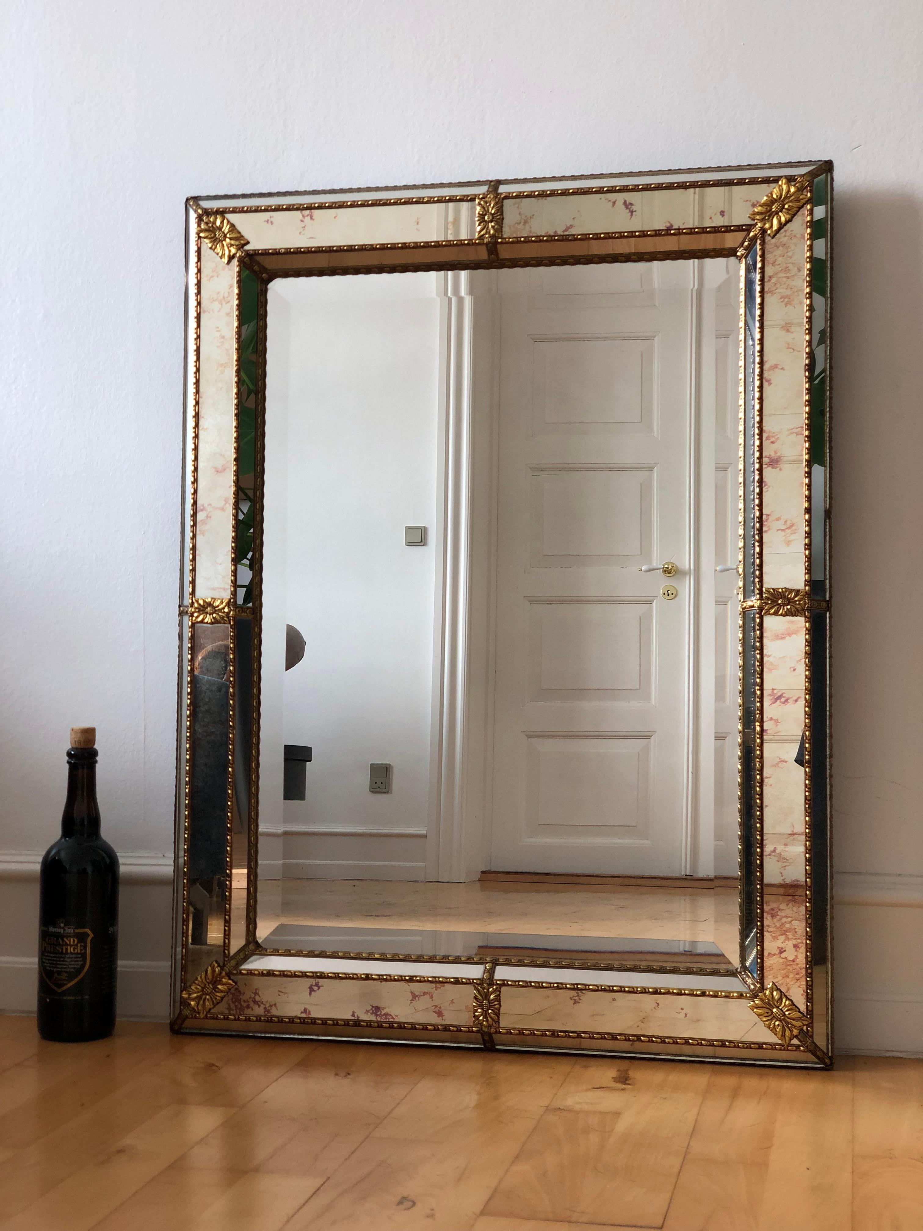 Large Vintage Venetian Mirror Hollywood Regency in Gold Spain 1990s (Handgefertigt) im Angebot