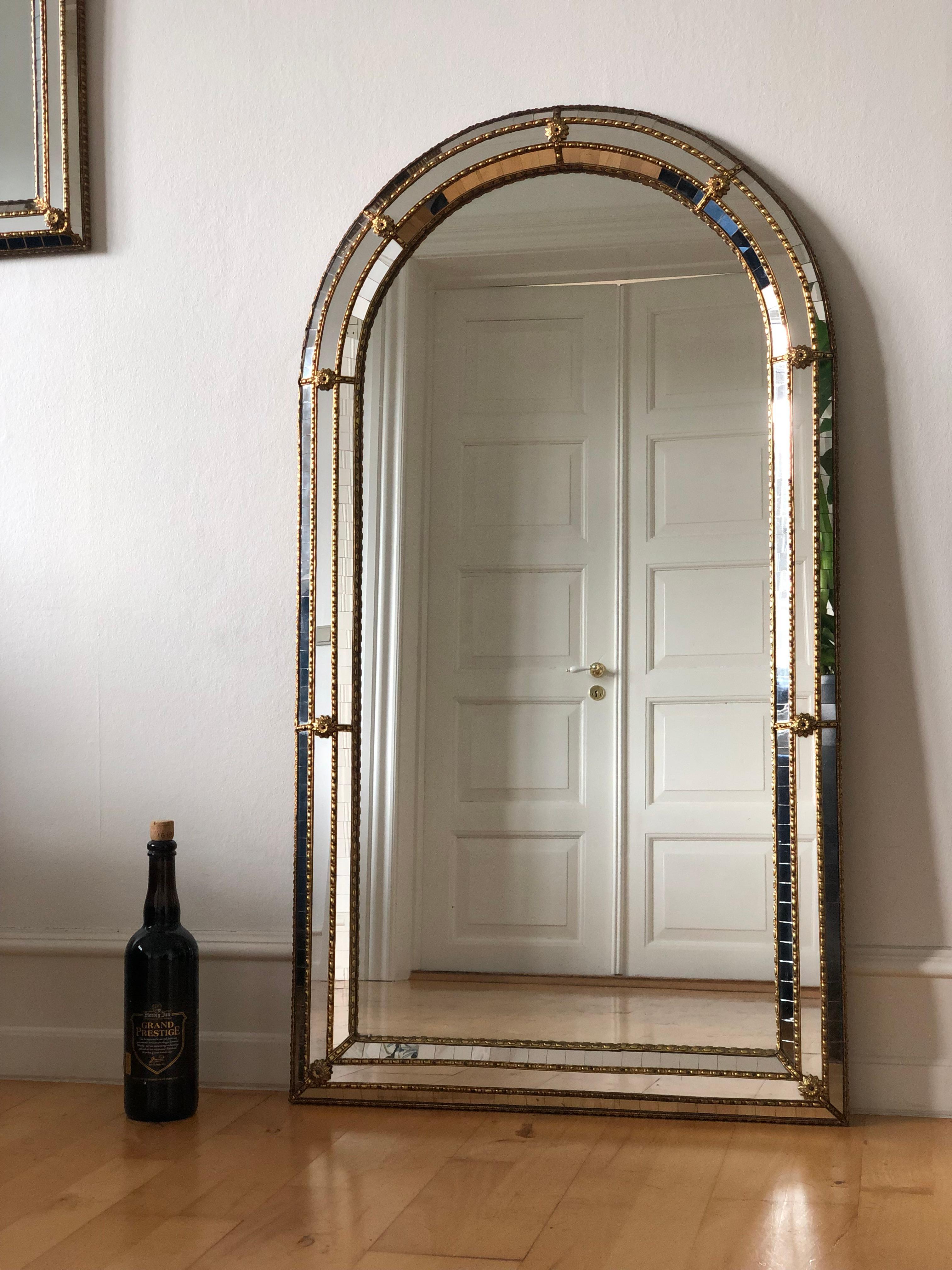 Large Vintage Venetian Mirror Hollywood Regency in Gold Spain 1990s (Handgefertigt) im Angebot