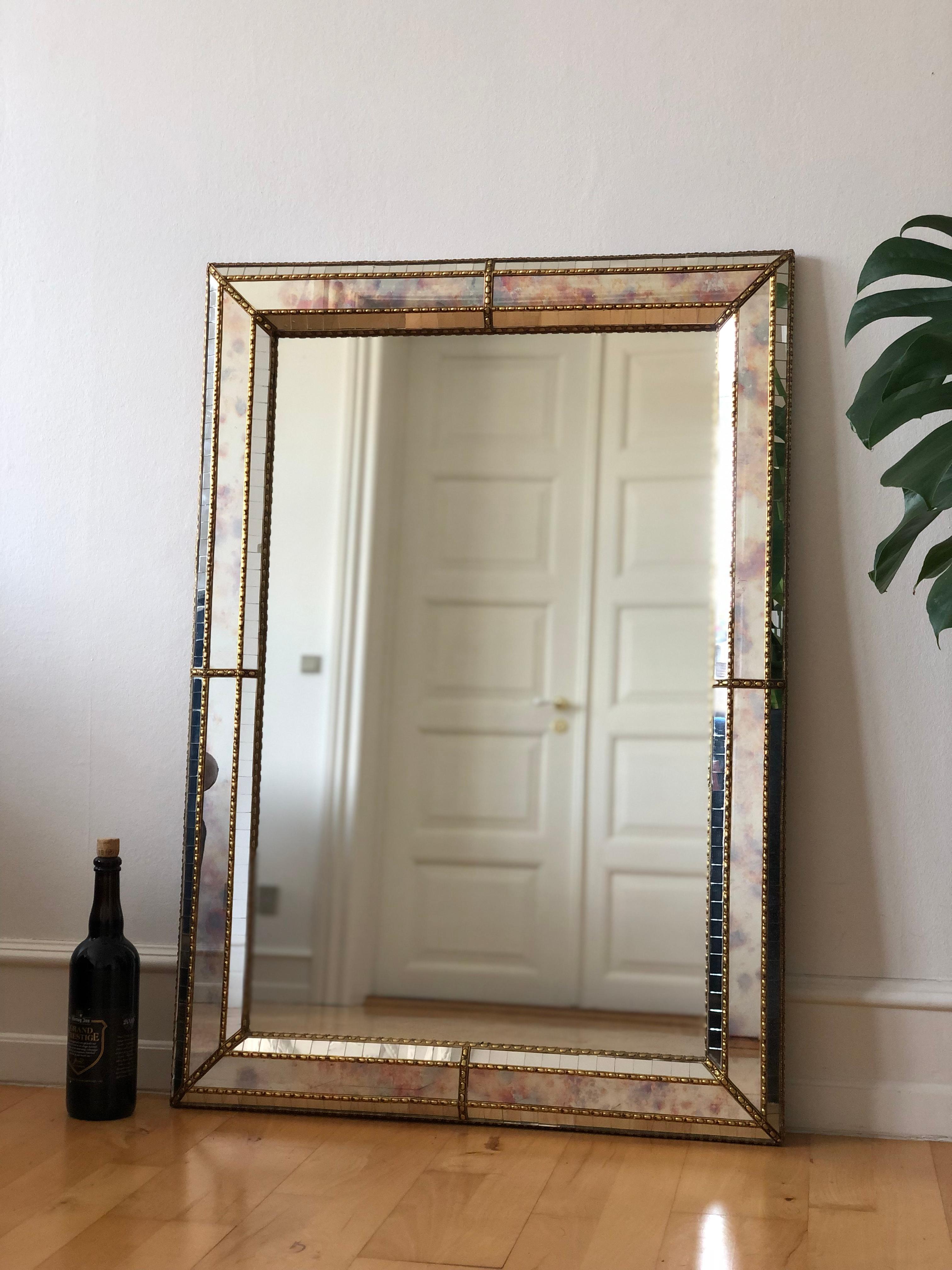 Fatto a mano Grande specchio veneziano d'epoca Hollywood Regency in oro Spagna anni '90 in vendita