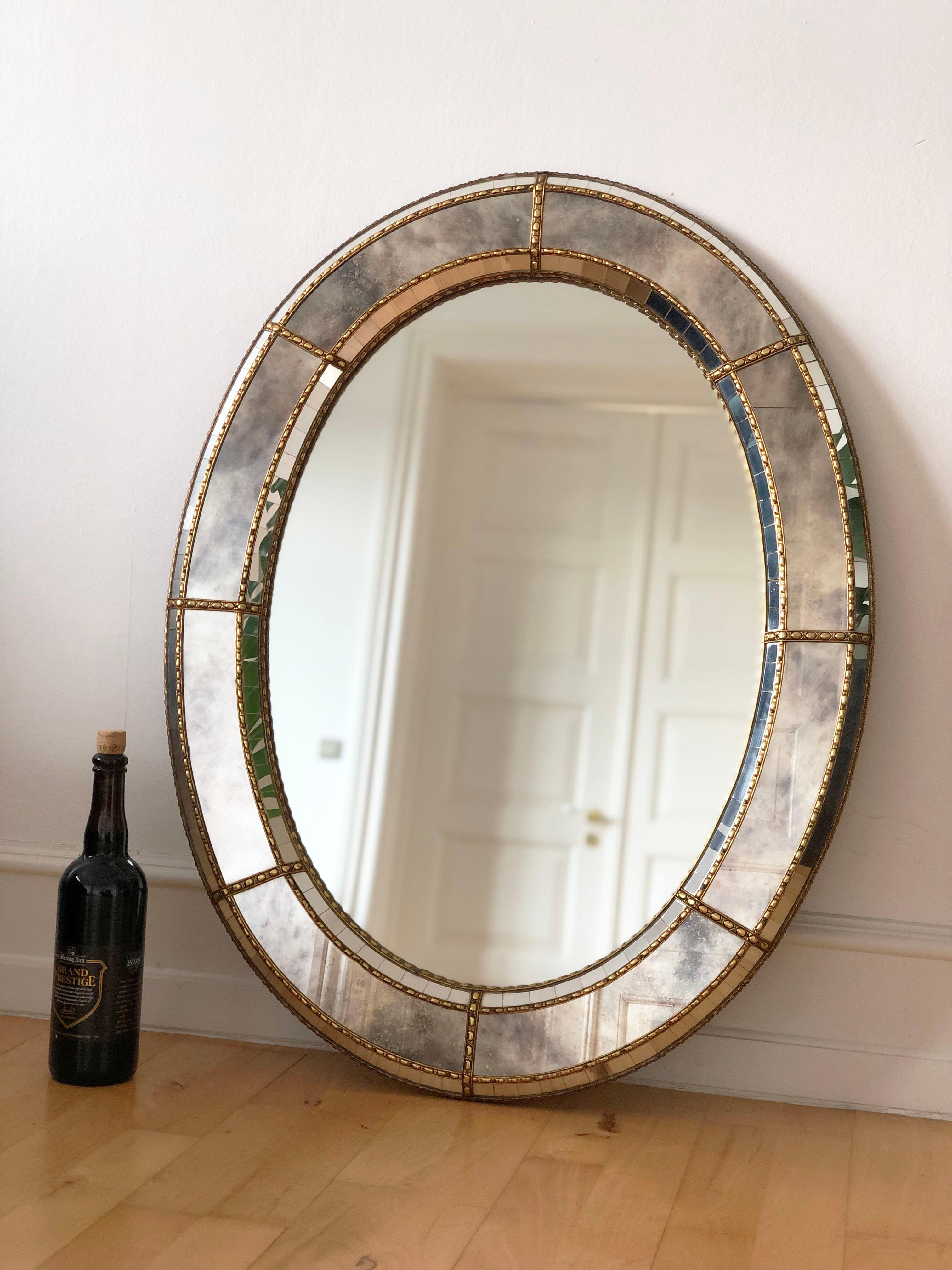 Large Vintage Venetian Oval Mirror Hollywood Regency in Gold Spain 1990s (Ende des 20. Jahrhunderts) im Angebot