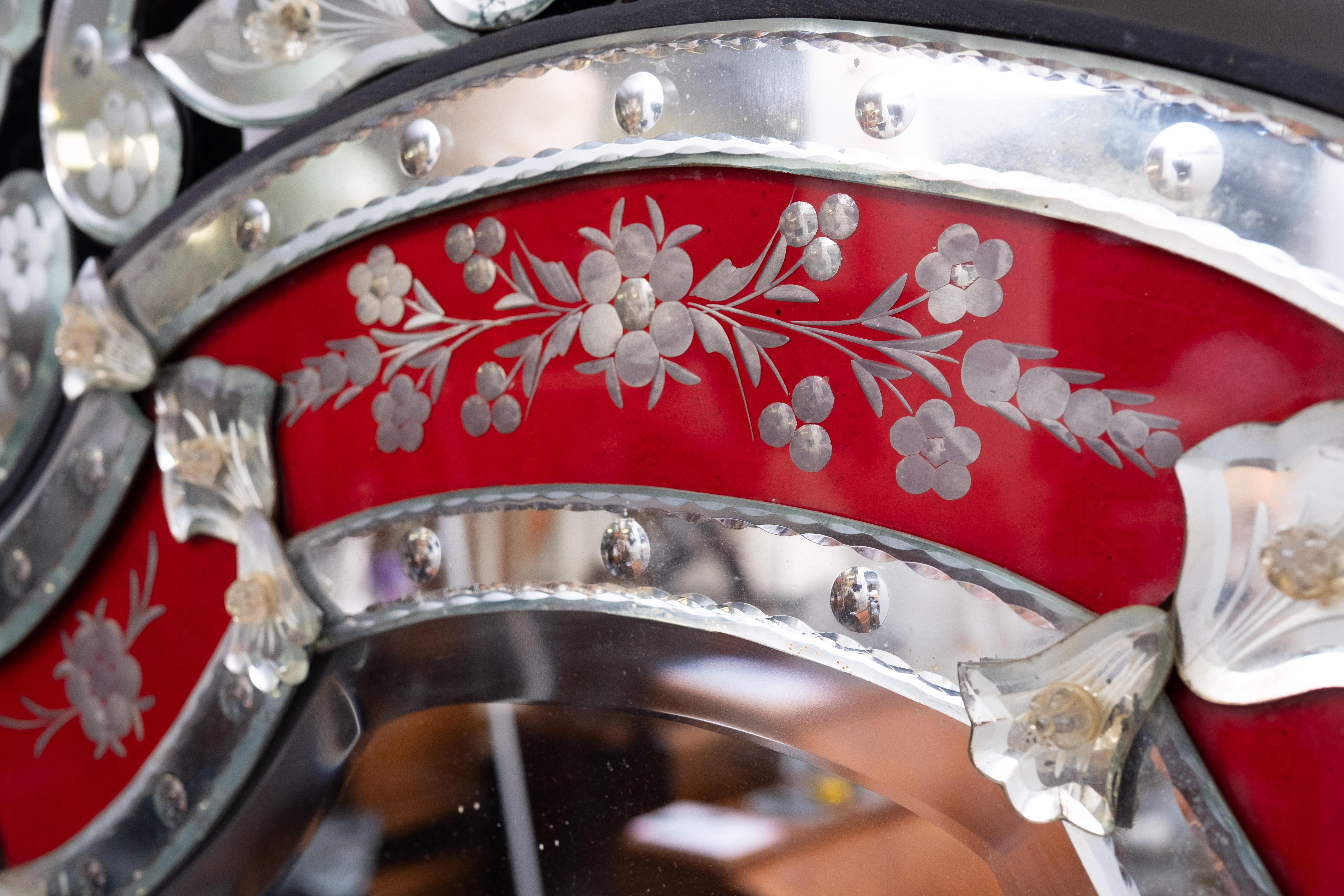 Grande specchio da parete inciso in vetro rosso veneziano d'epoca in vendita 3
