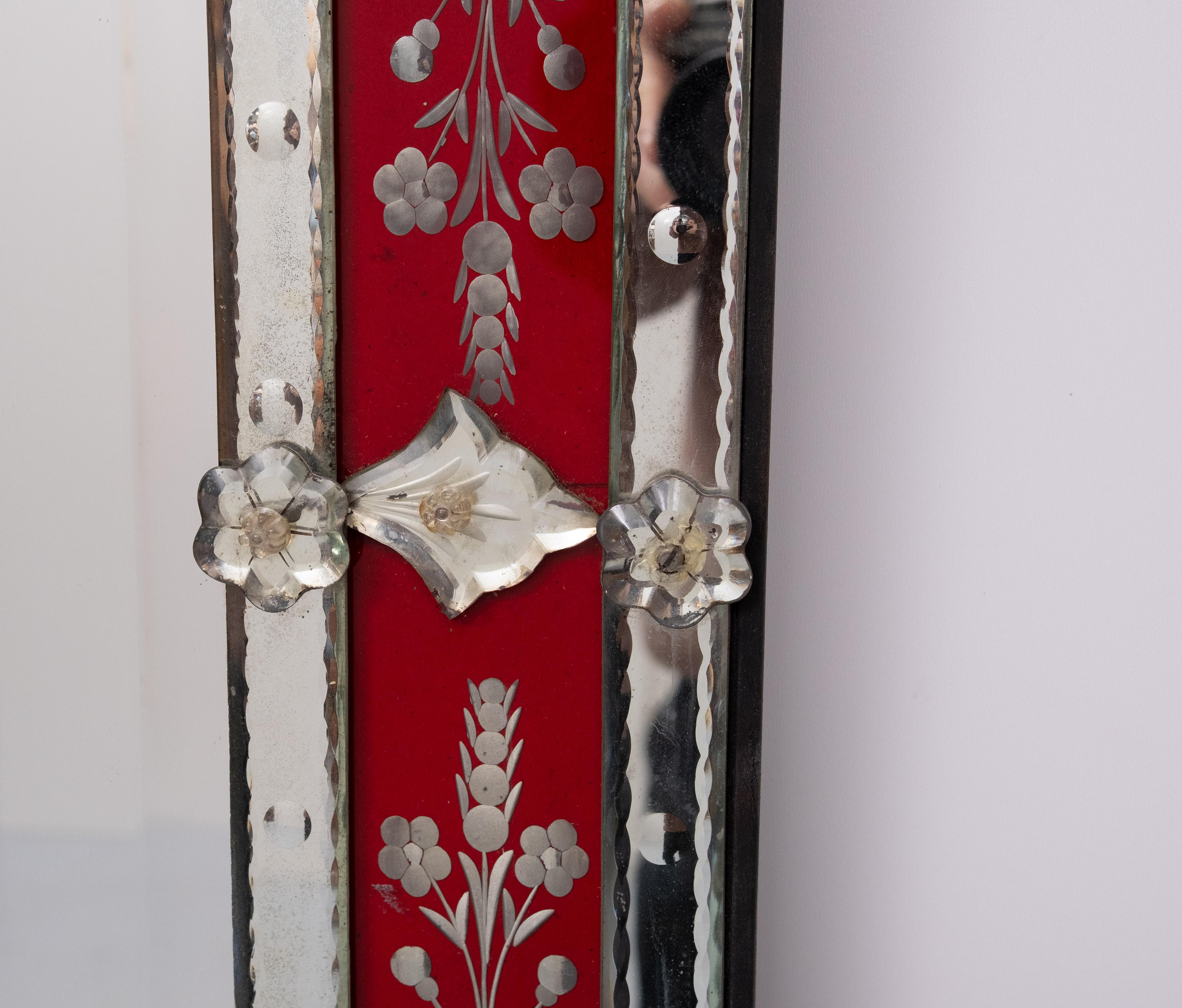 Grande specchio da parete inciso in vetro rosso veneziano d'epoca in vendita 4