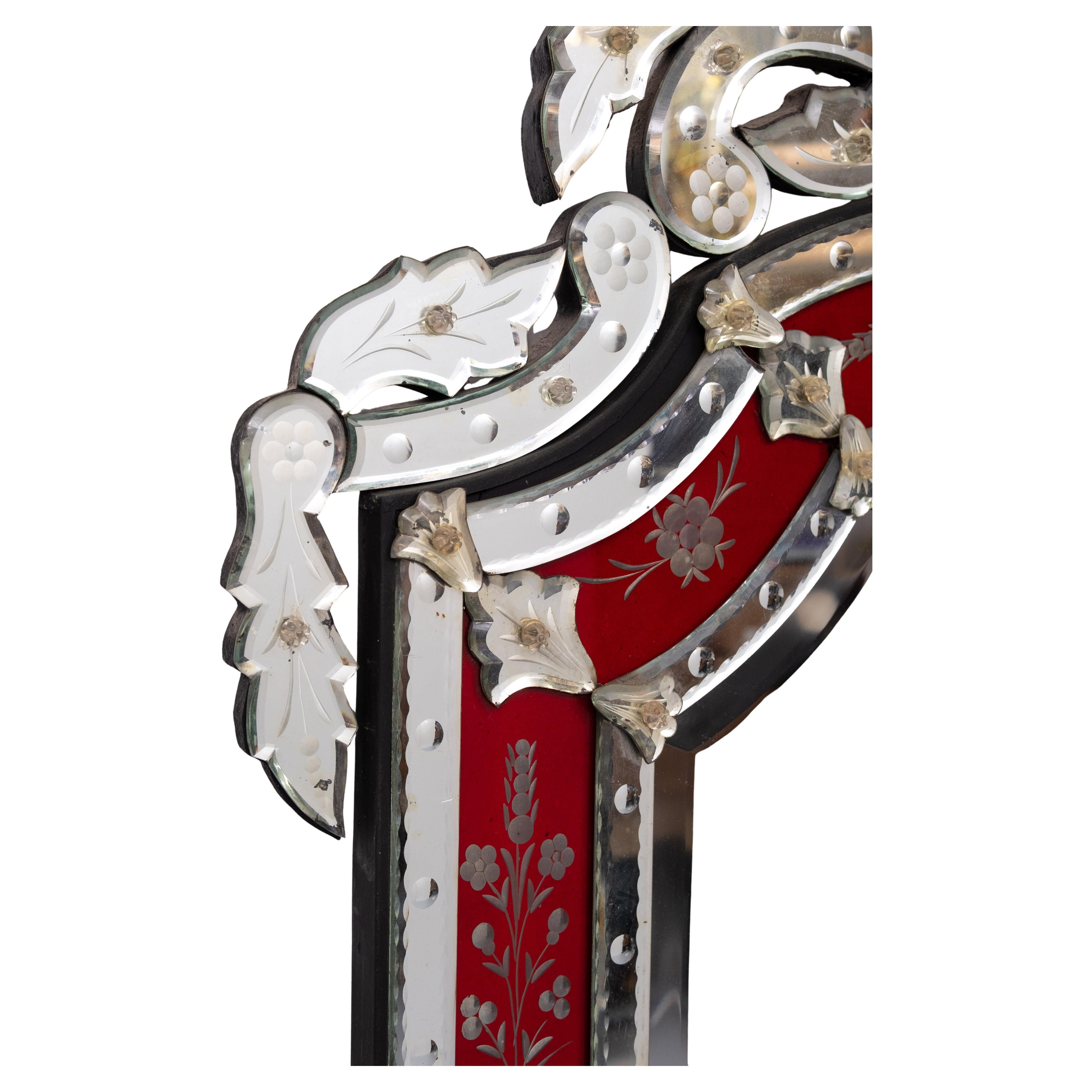 Grande specchio da parete di colore rosso rubino veneziano . Lussuoso specchio in vetro di Murano 
smussato, inciso, scolpito e lucidato interamente a mano. 
Un pezzo molto bello e decorativo. 