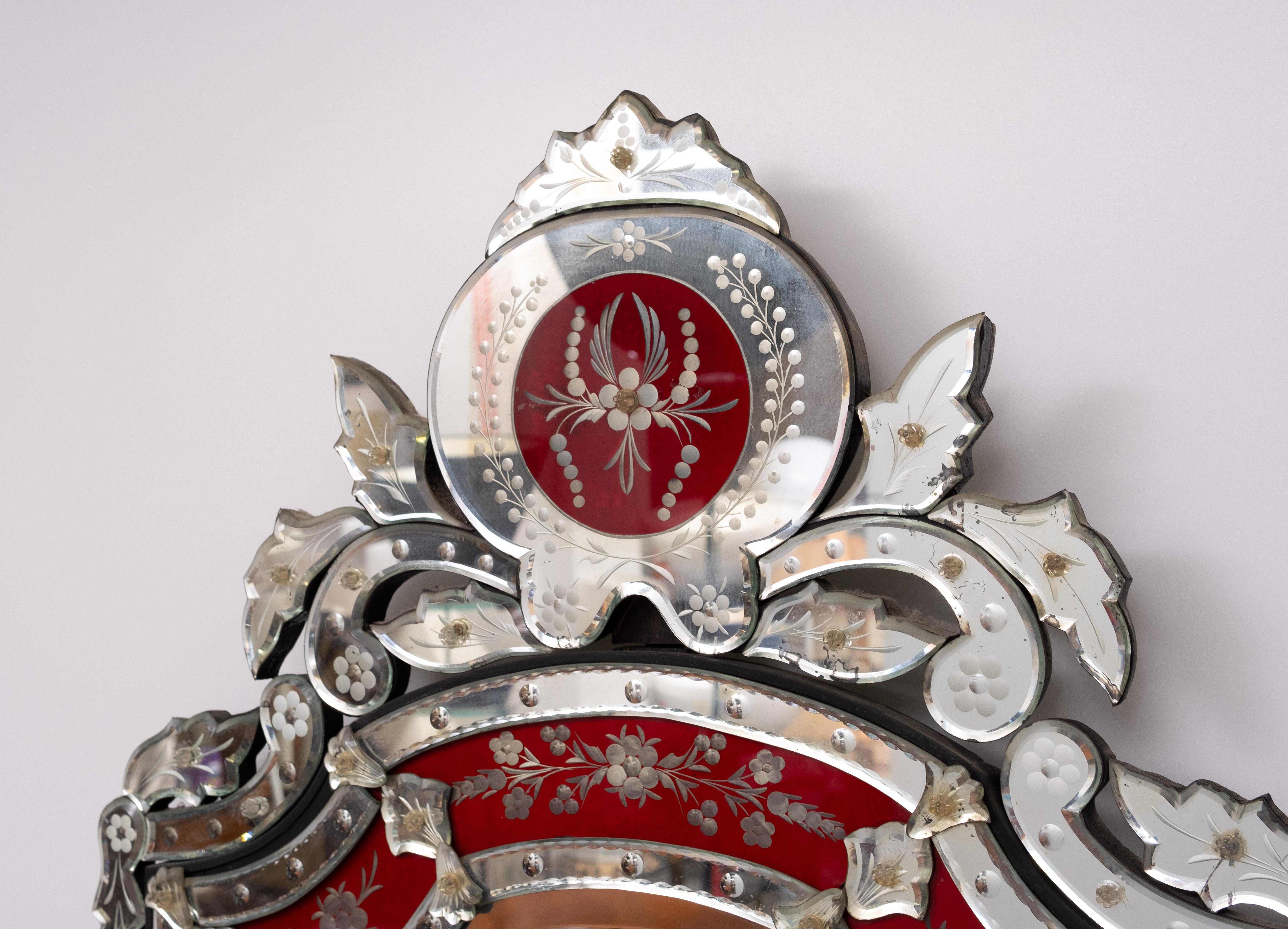 Italiano Grande specchio da parete inciso in vetro rosso veneziano d'epoca in vendita