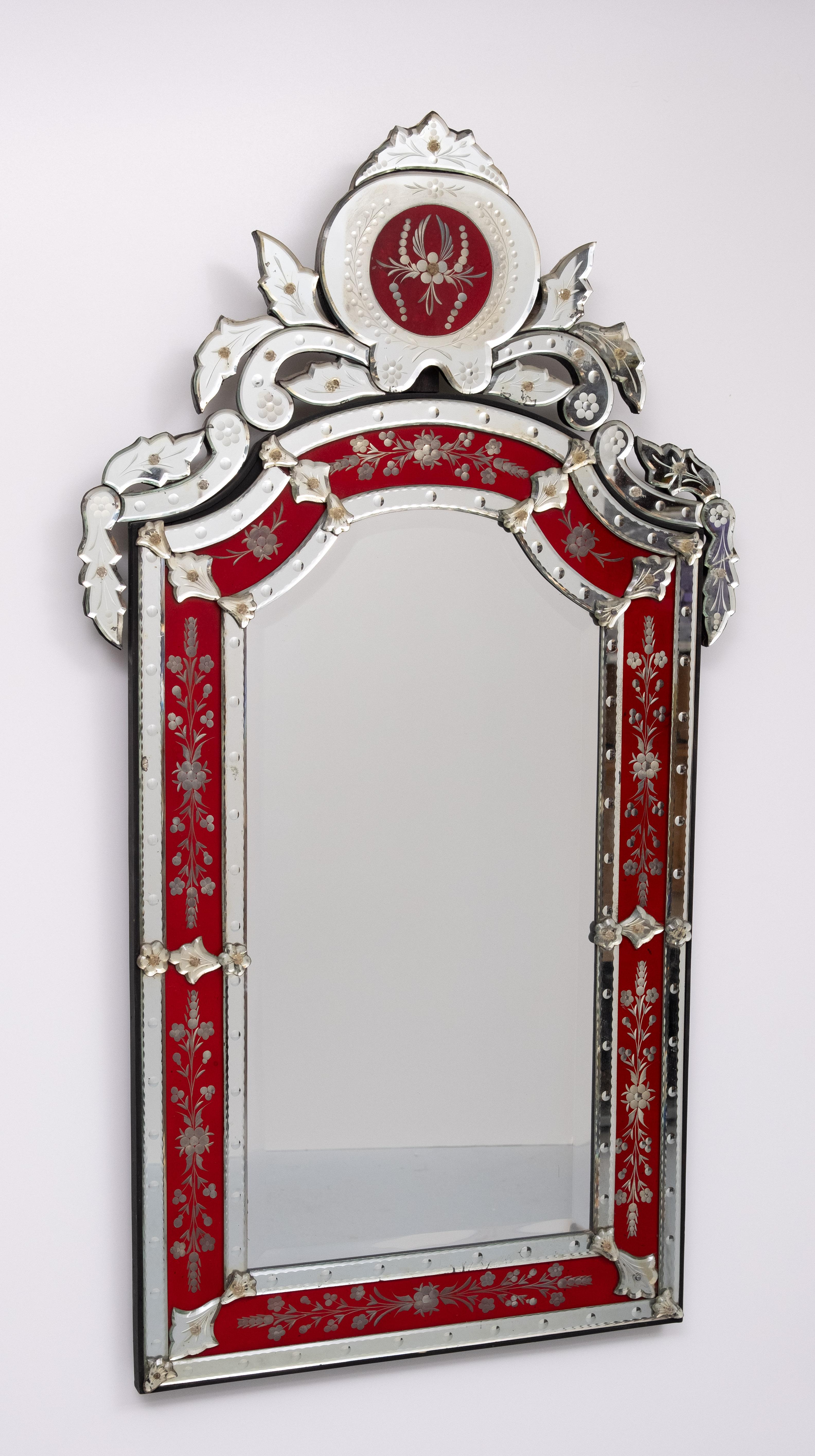 Grande specchio da parete inciso in vetro rosso veneziano d'epoca In condizioni buone in vendita a Den Haag, NL