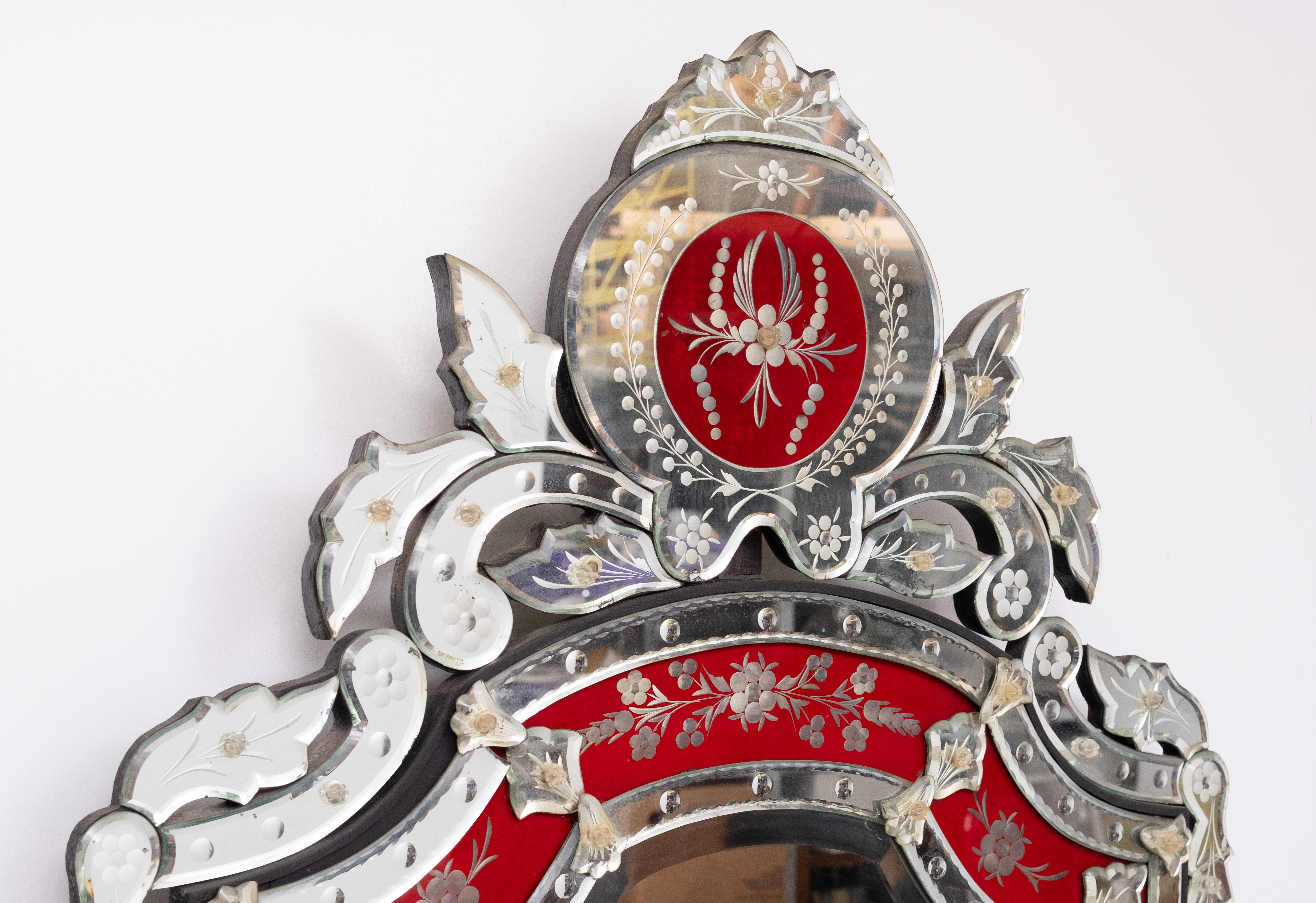 Metà XX secolo Grande specchio da parete inciso in vetro rosso veneziano d'epoca in vendita