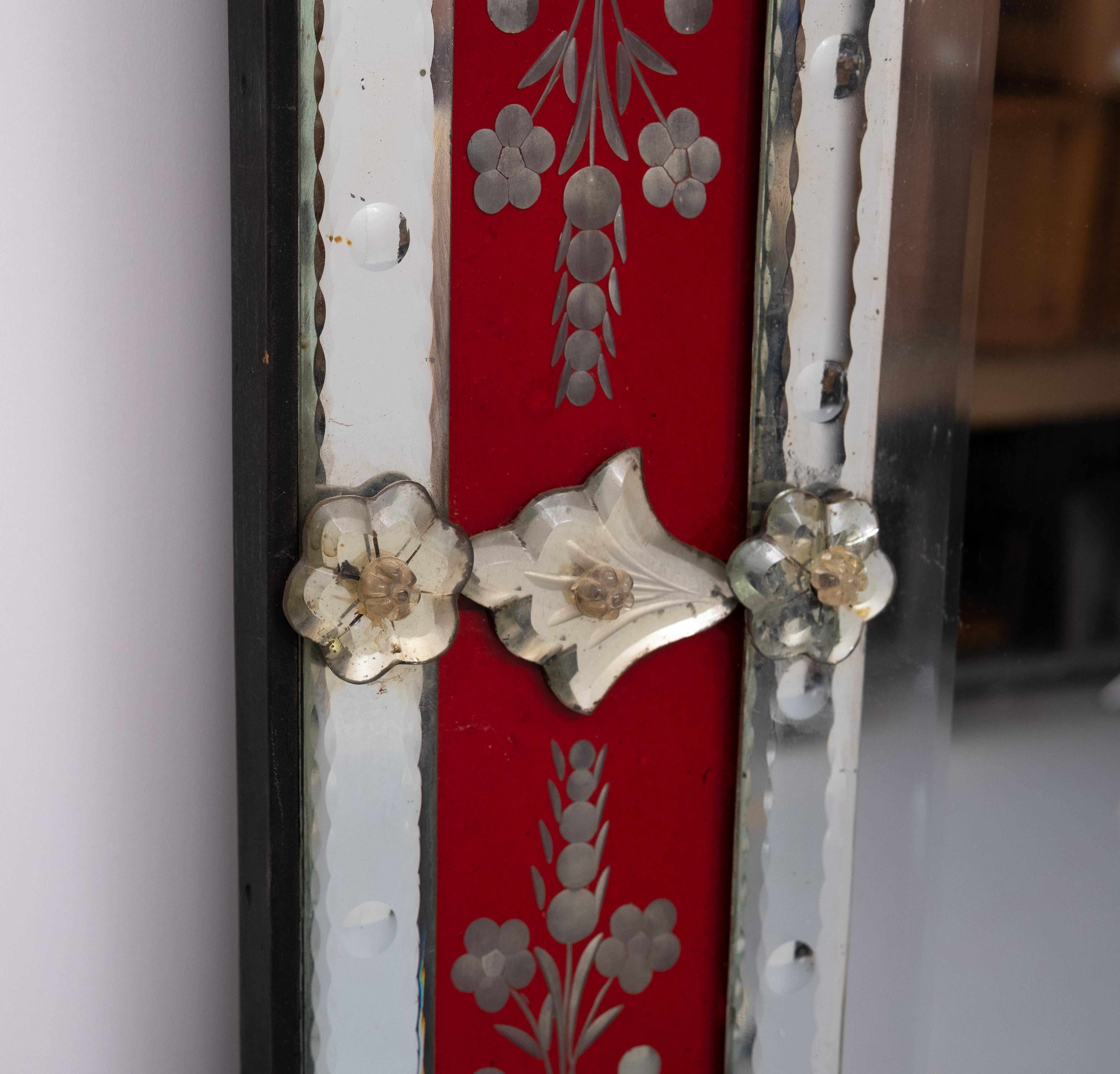 Grande specchio da parete inciso in vetro rosso veneziano d'epoca in vendita 1