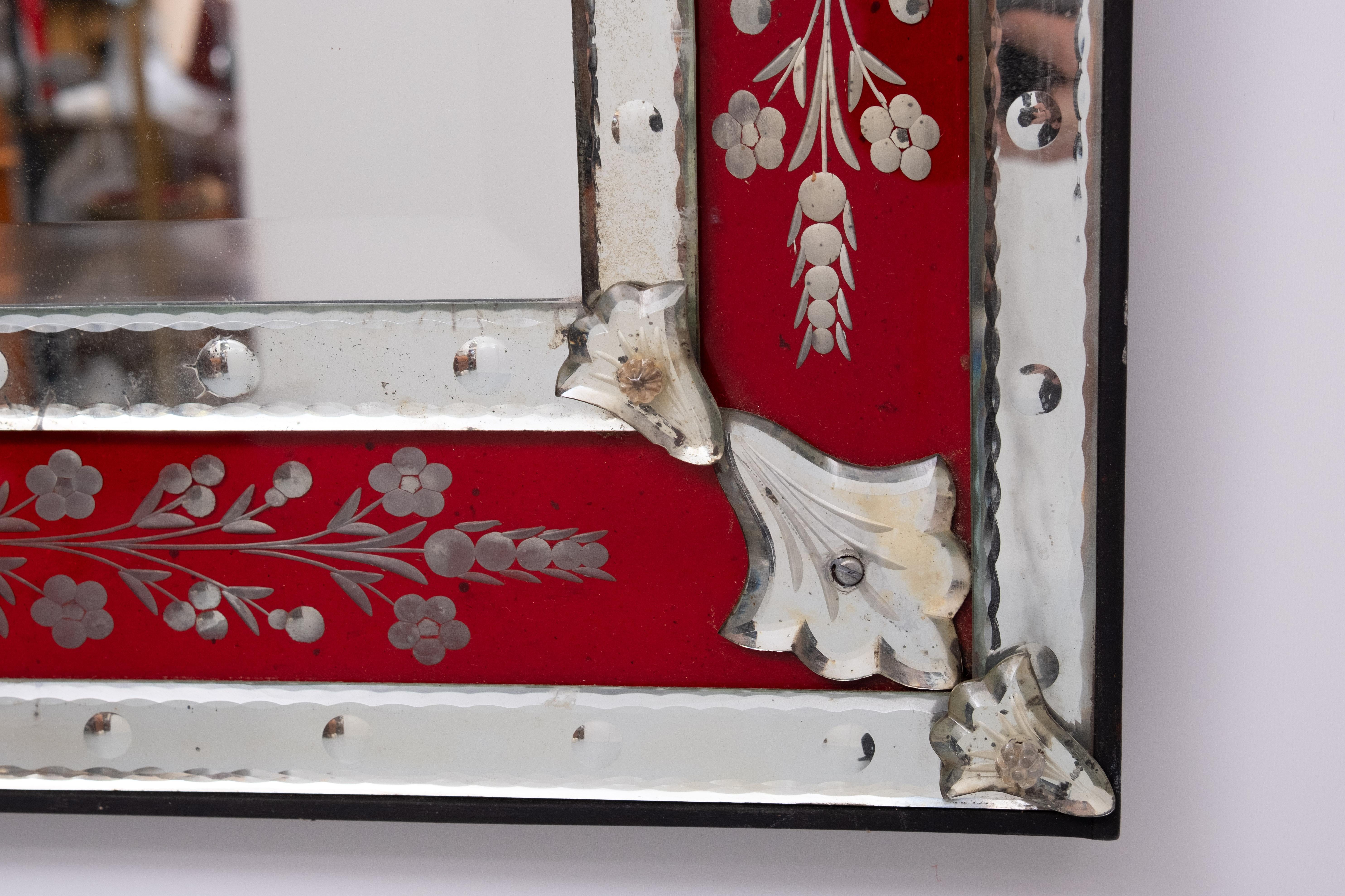 Grande specchio da parete inciso in vetro rosso veneziano d'epoca in vendita 2