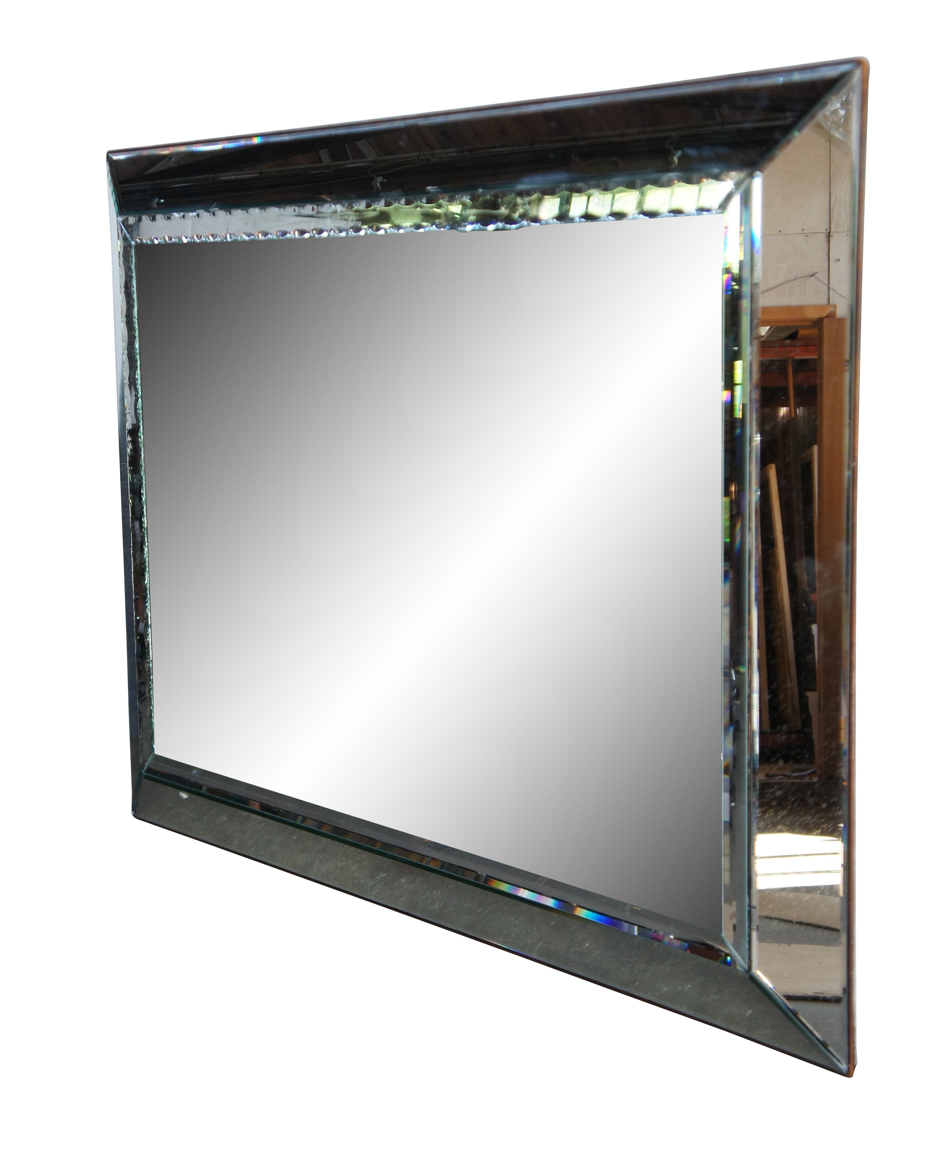 Miroir vintage de style vénitien des années 1970. Cadre biseauté avec accents en verre taillé. Idéal pour une utilisation au-dessus d'une cheminée, comme meuble de toilette ou le long d'un mur.

Dimensions :
61