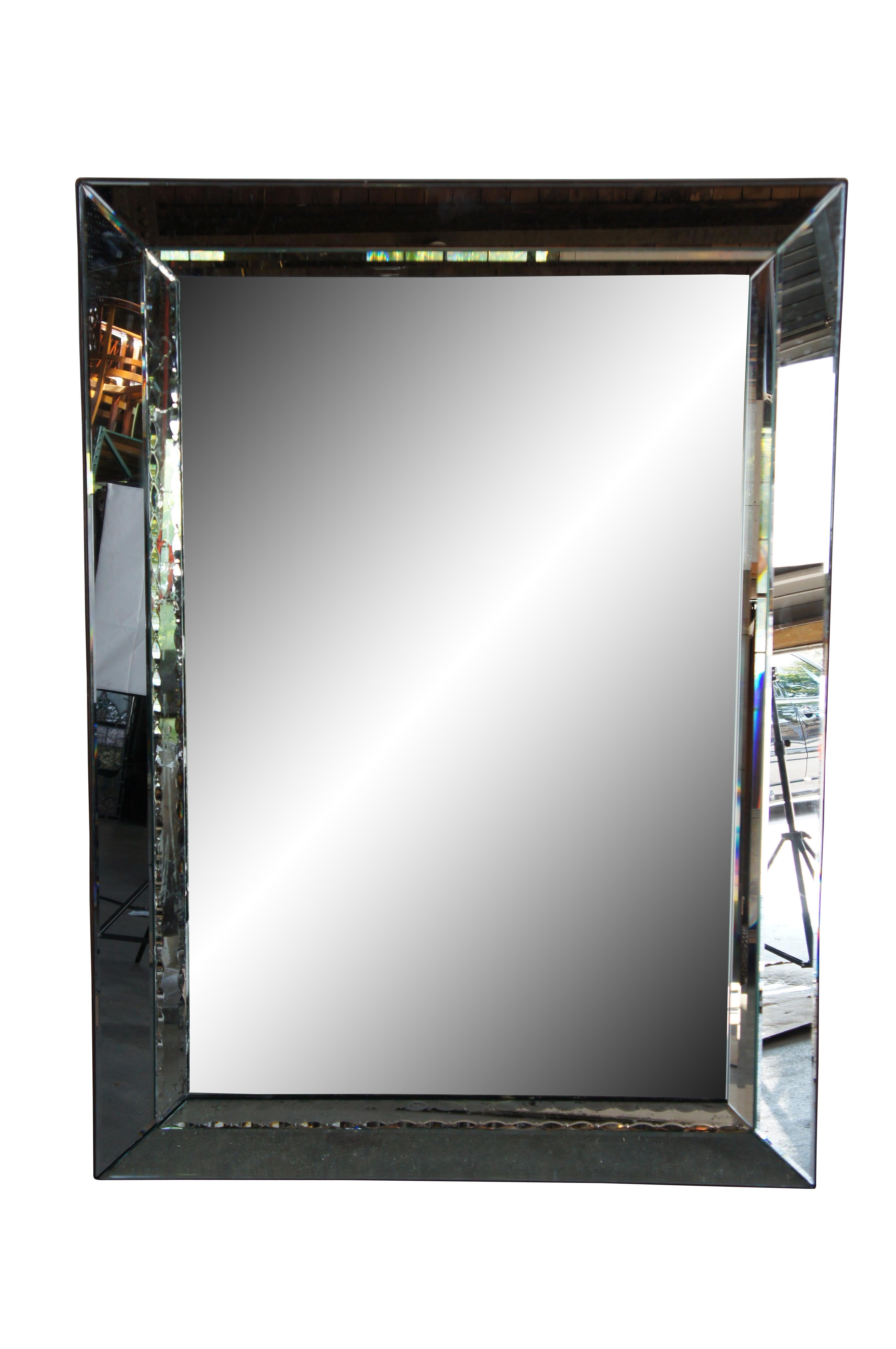 Grand miroir mural suspendu de style vénitien vintage en verre biseauté au-dessus d'une cheminée 61
