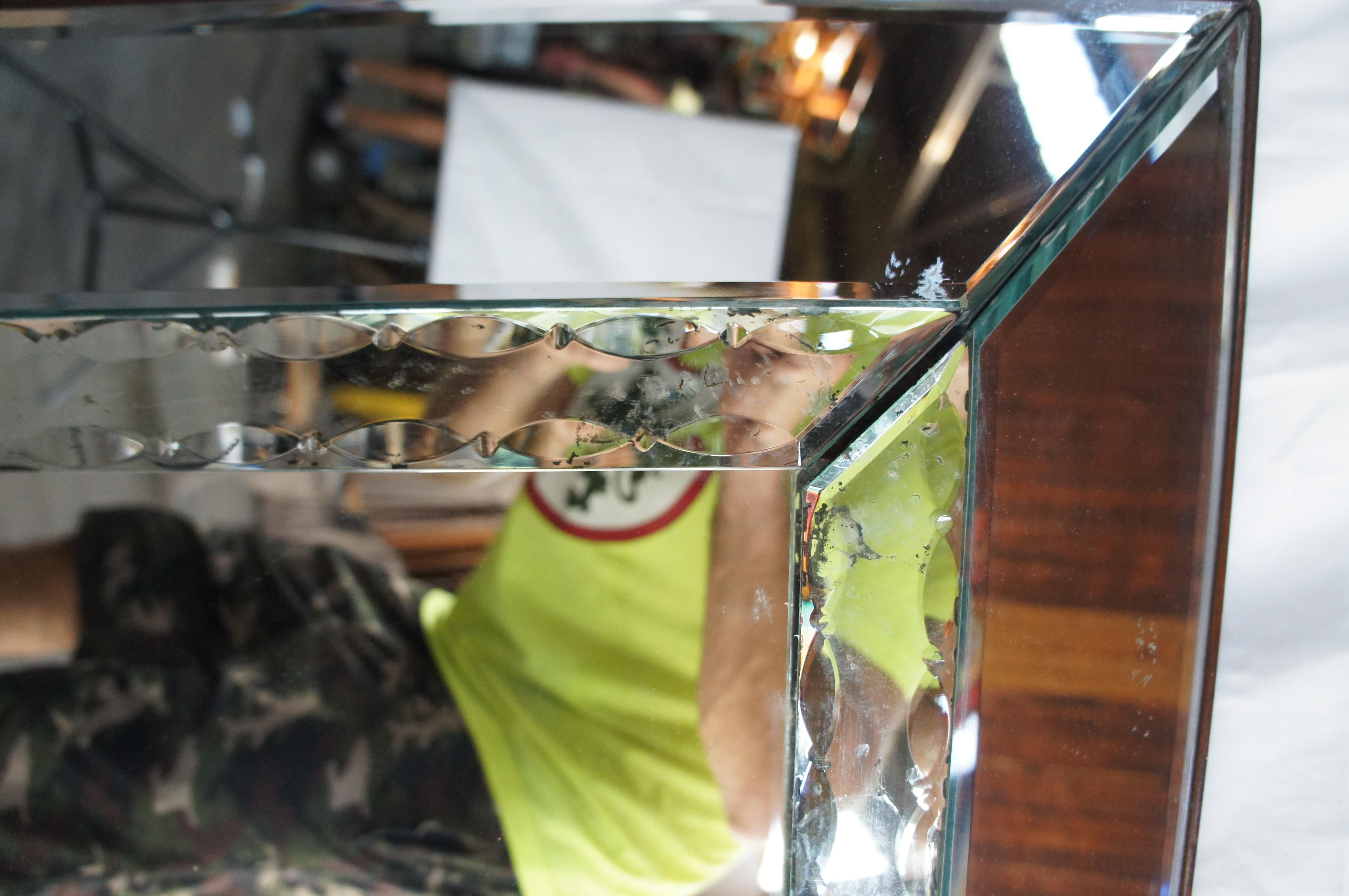 Grand miroir mural suspendu de style vénitien vintage en verre biseauté au-dessus d'une cheminée 61