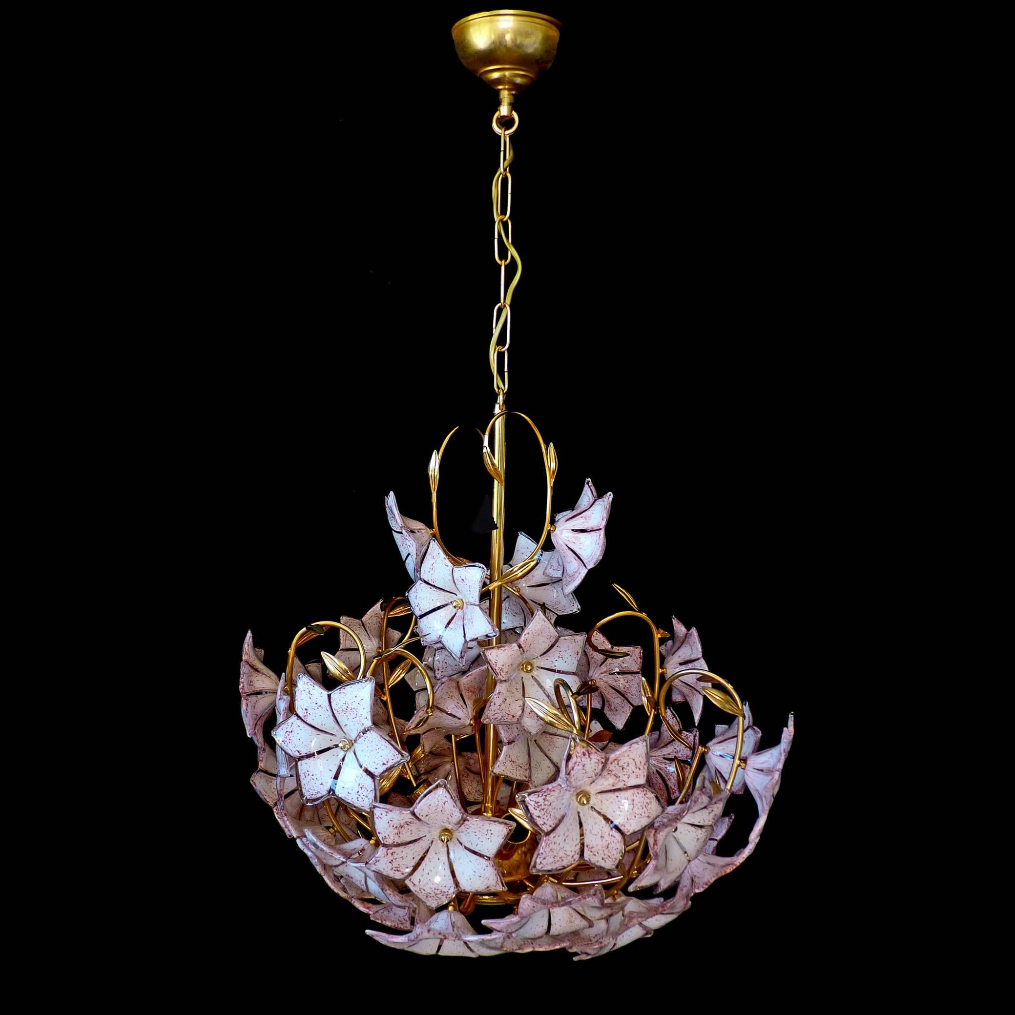 Large Venini Style Italian Murano Pink Flower Bouquet Glass GiltBrass Chandelier In Good Condition For Sale In Coimbra, PT