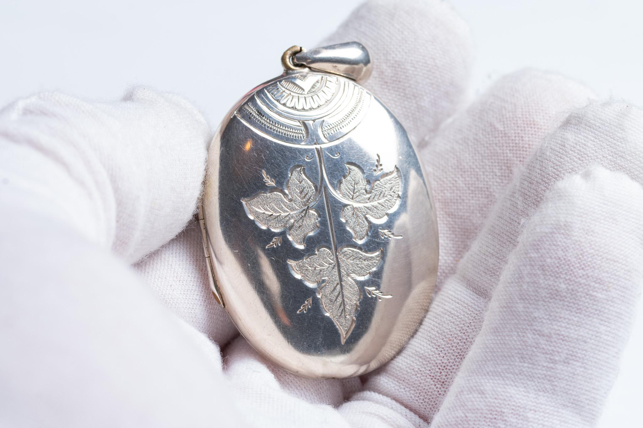 Grande medaglione d'argento dell'edera in stile vittoriano d'epoca in vendita 2
