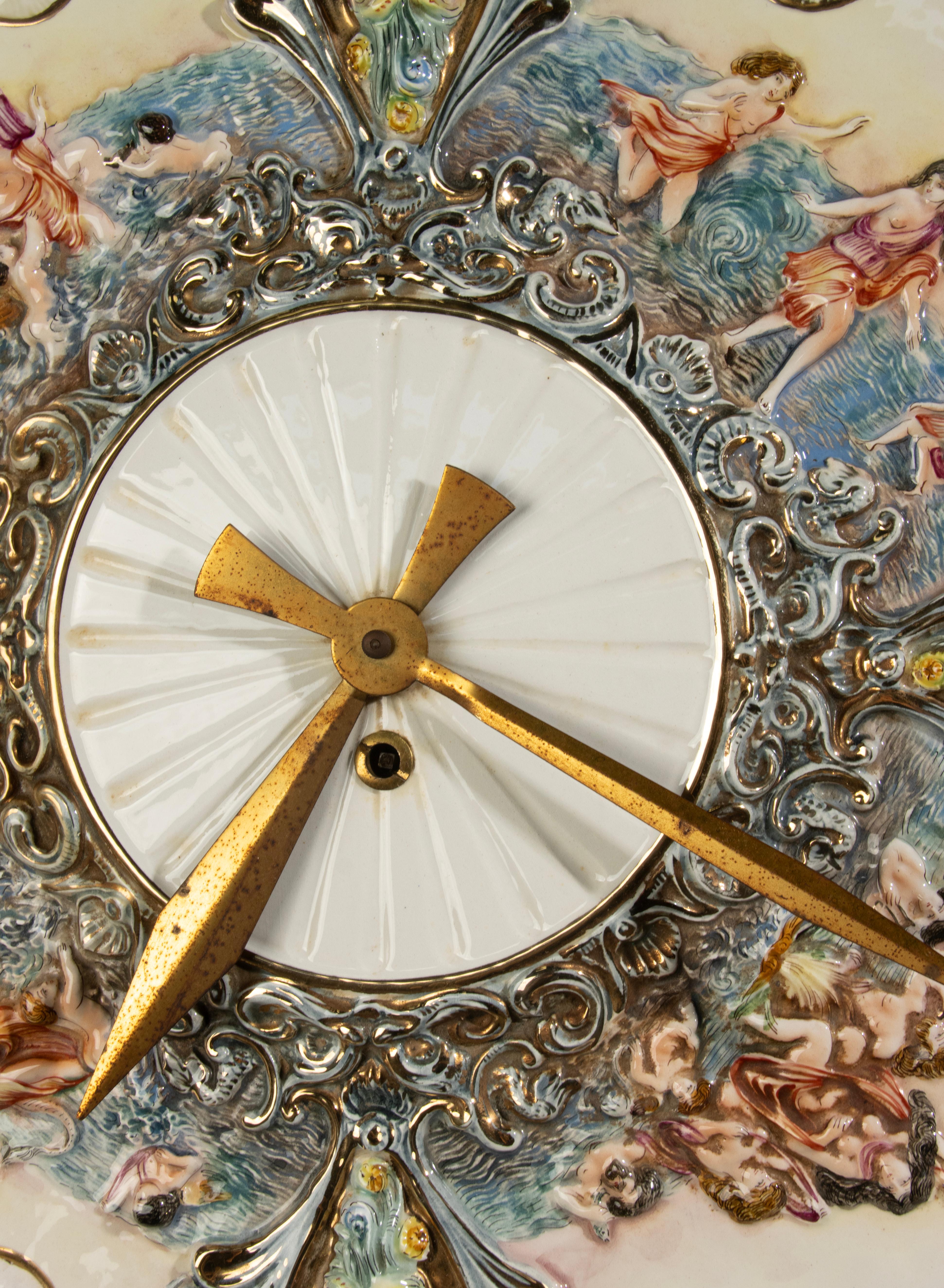 Großer Jahrgang  Wanduhr - Capodimonte - Keramik - Barockstil (Mitte des 20. Jahrhunderts) im Angebot