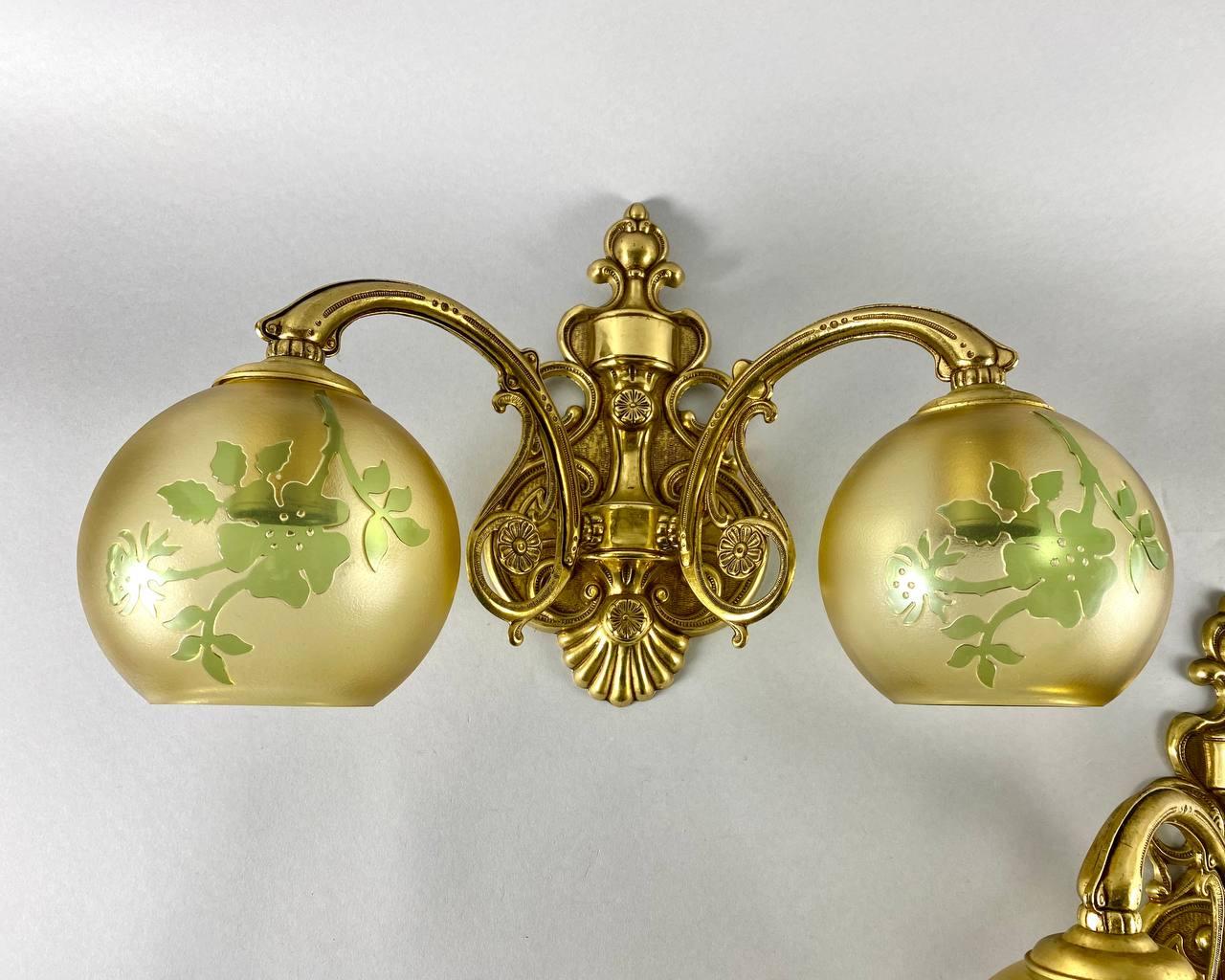 Große Vintage-Wandleuchter  Art Nouveau Paar Doppelarm-Wandlampen im Angebot 1