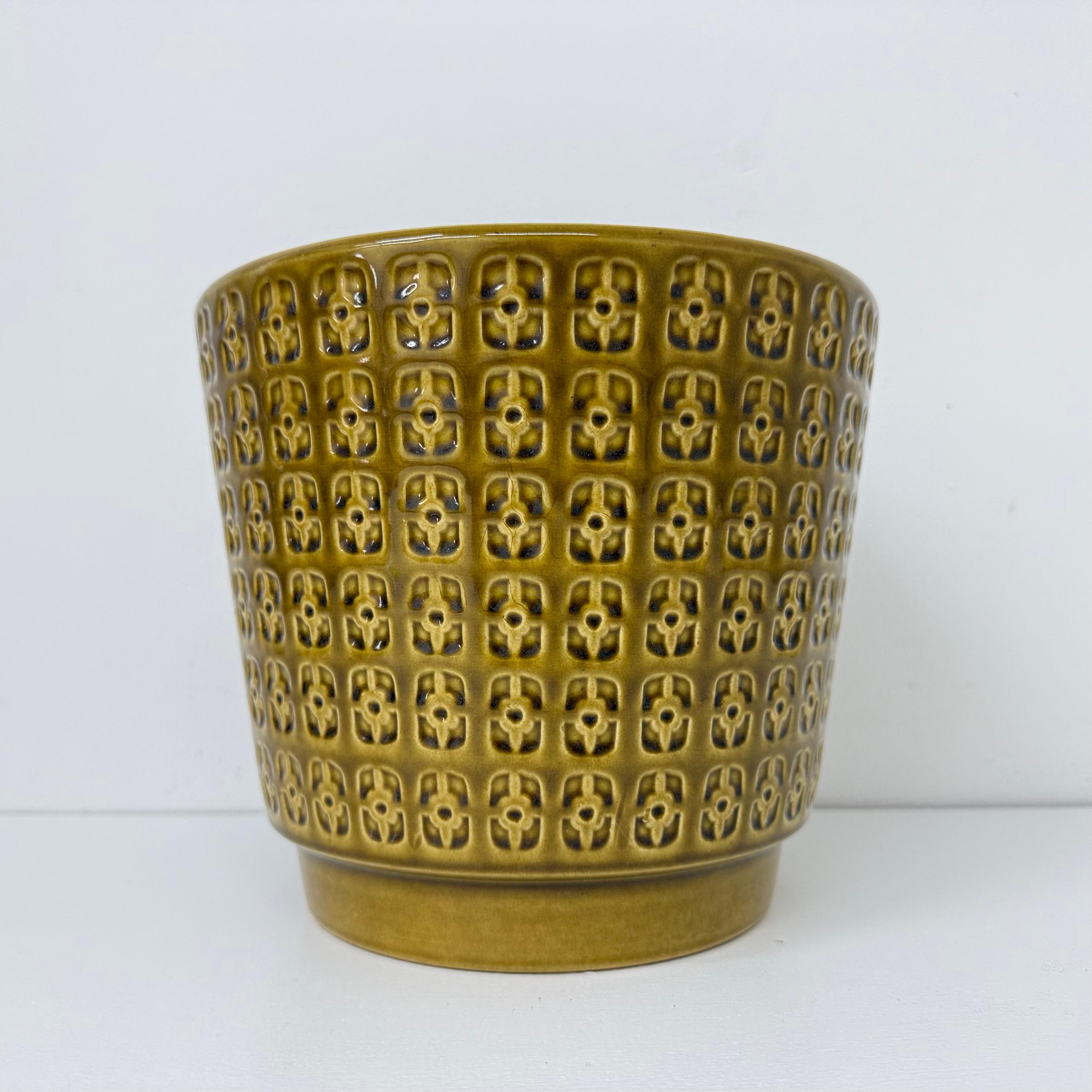 Abmessungen: 25cm Durchmesser, 21,5cm Höhe
MATERIAL: Keramik
Farbe: Gelb