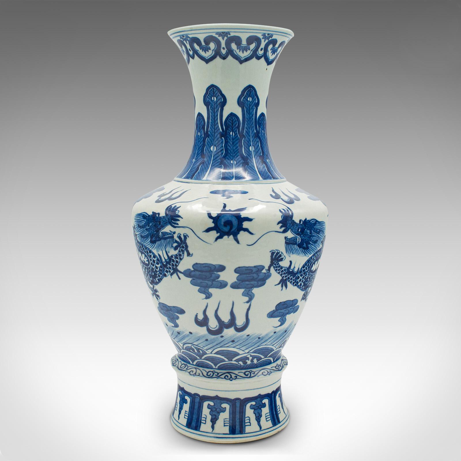 Il s'agit d'un grand vase vintage blanc et bleu. Balustre à fleurs décoratif en céramique chinoise, datant de la fin de la période Art déco, vers 1940.

Vase à fleurs décoratif de taille généreuse avec de fortes connotations orientales
Patine