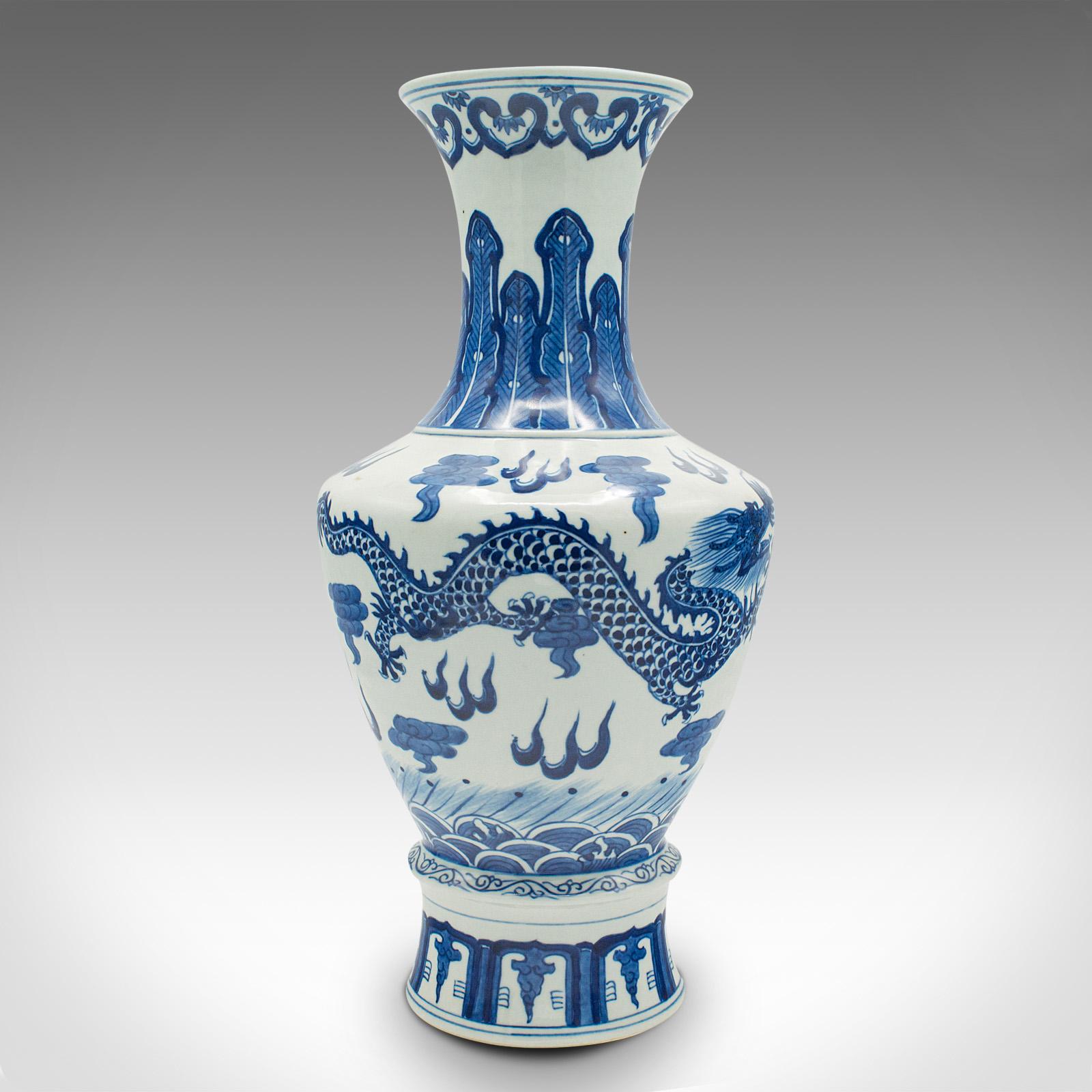 Art déco Grand vase vintage blanc et bleu, chinois, céramique, décor, balustre de fleurs en vente