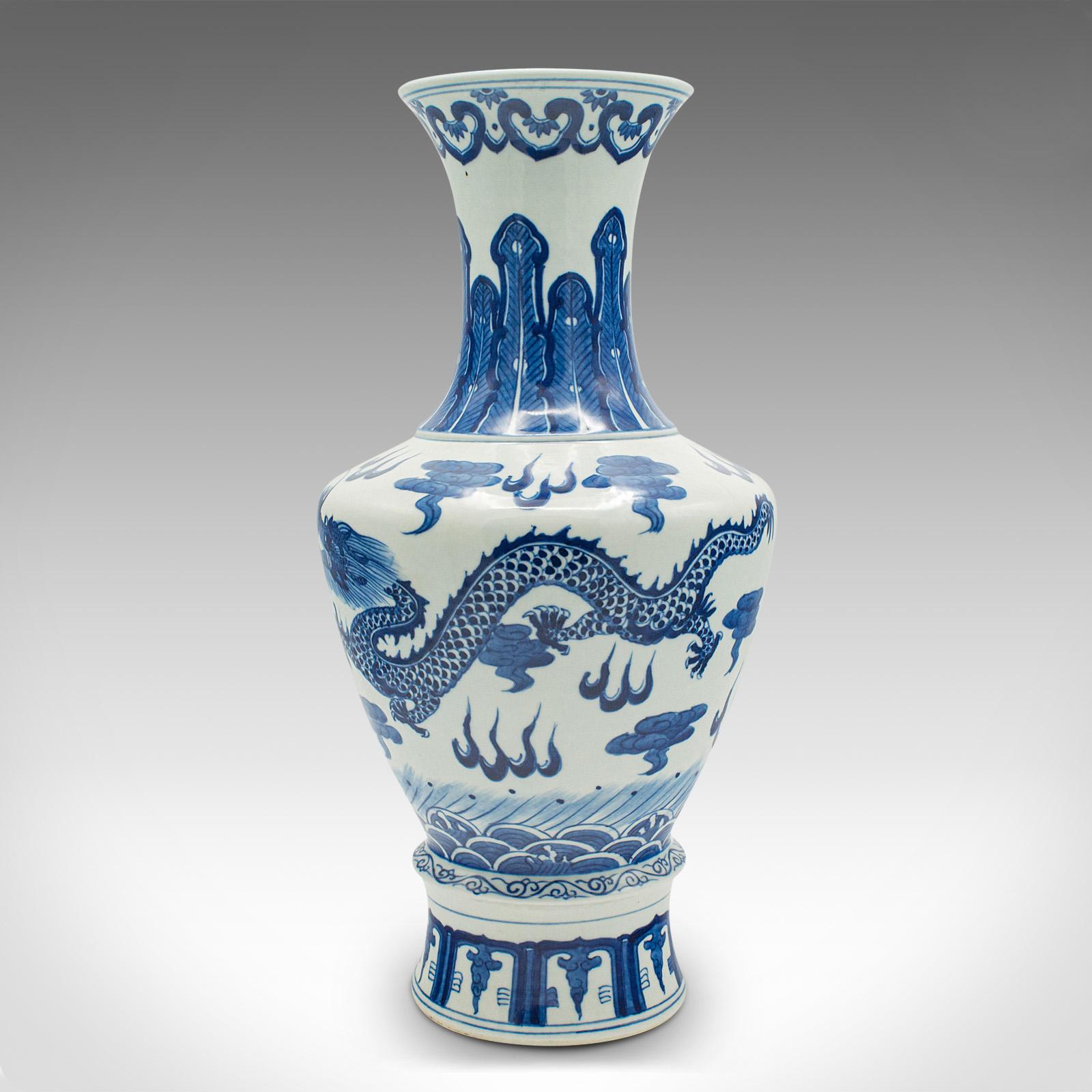 Chinois Grand vase vintage blanc et bleu, chinois, céramique, décor, balustre de fleurs en vente