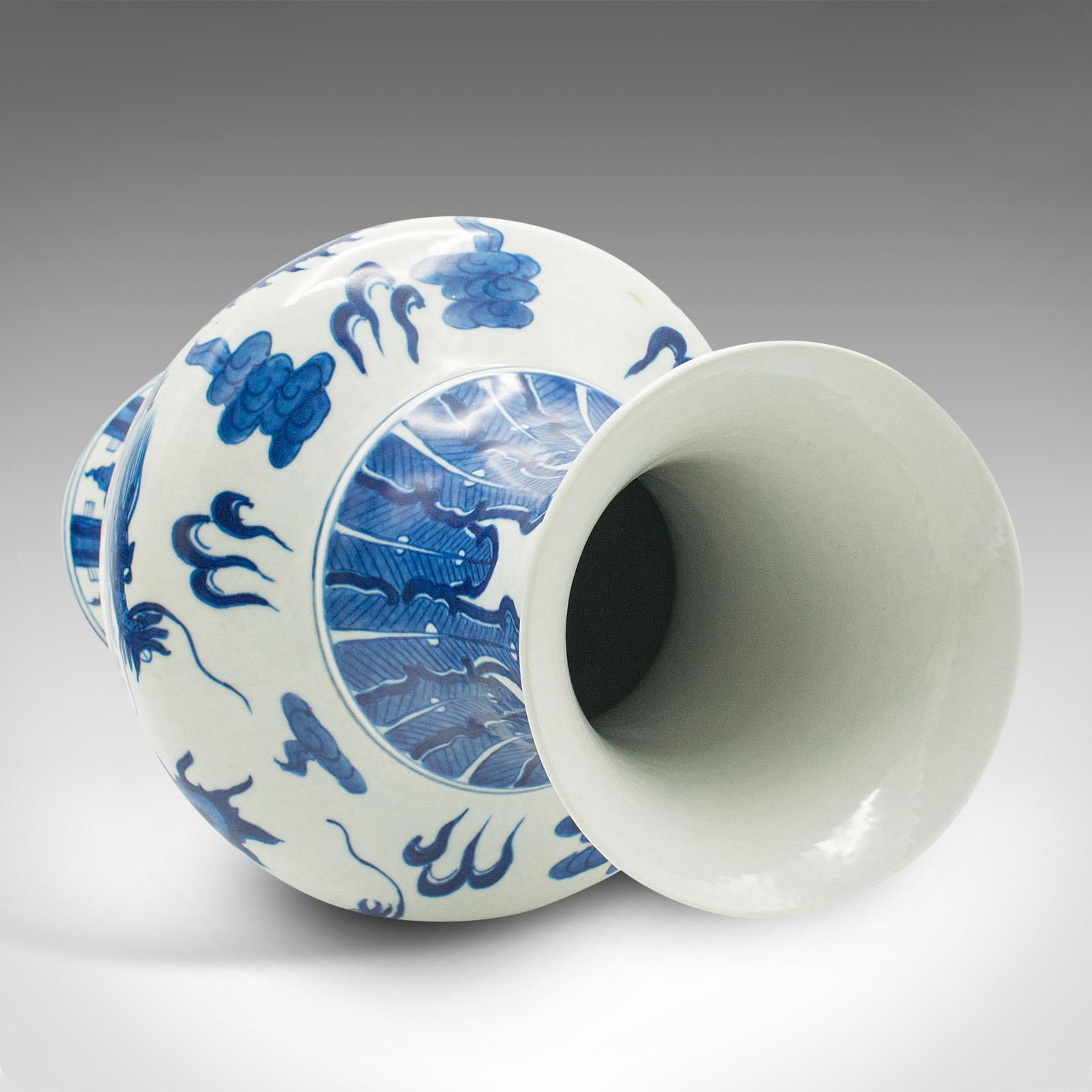 Grand vase vintage blanc et bleu, chinois, céramique, décor, balustre de fleurs Bon état - En vente à Hele, Devon, GB