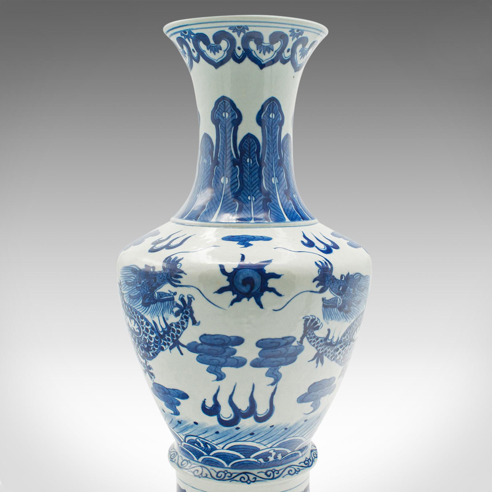 Céramique Grand vase vintage blanc et bleu, chinois, céramique, décor, balustre de fleurs en vente