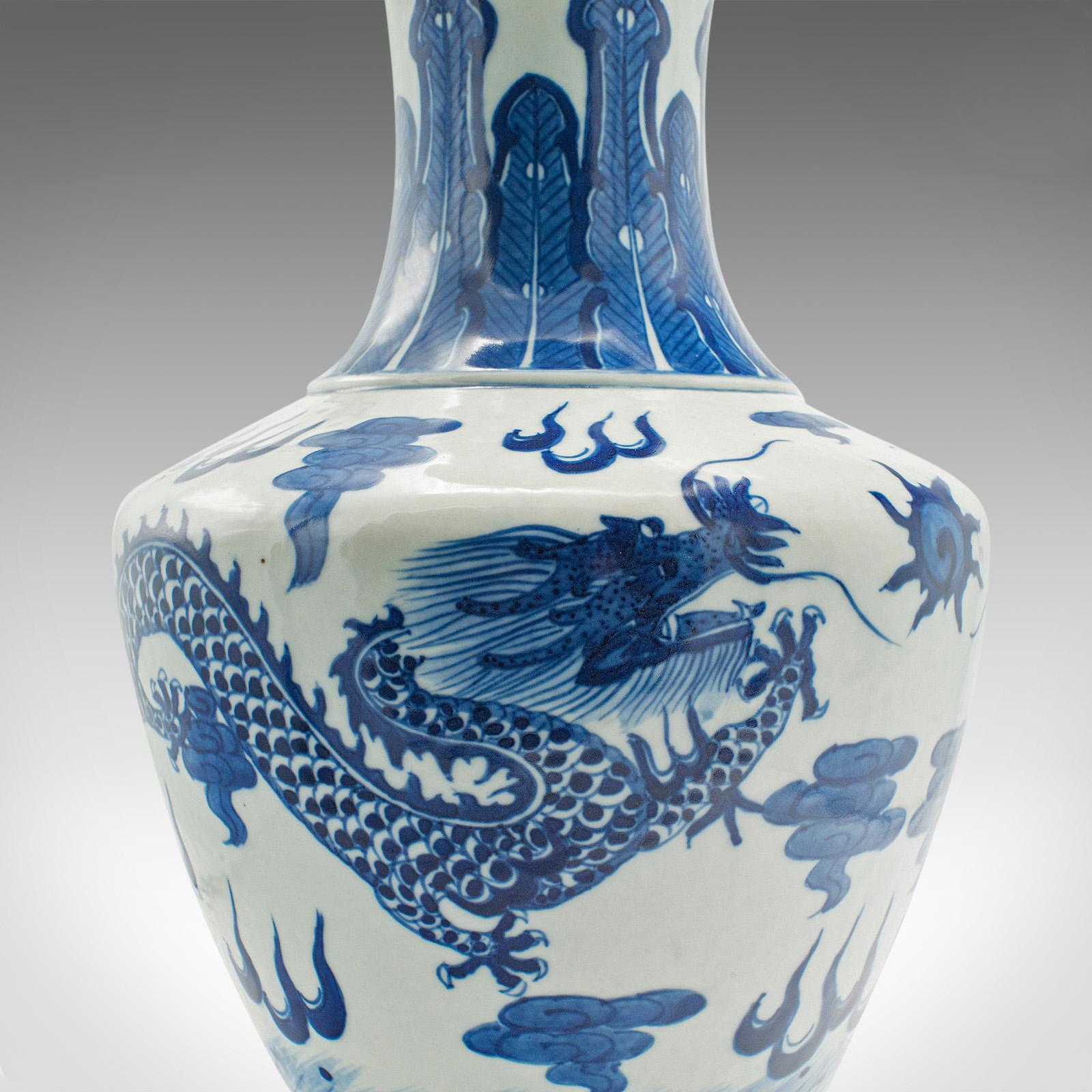 Grand vase vintage blanc et bleu, chinois, céramique, décor, balustre de fleurs en vente 1