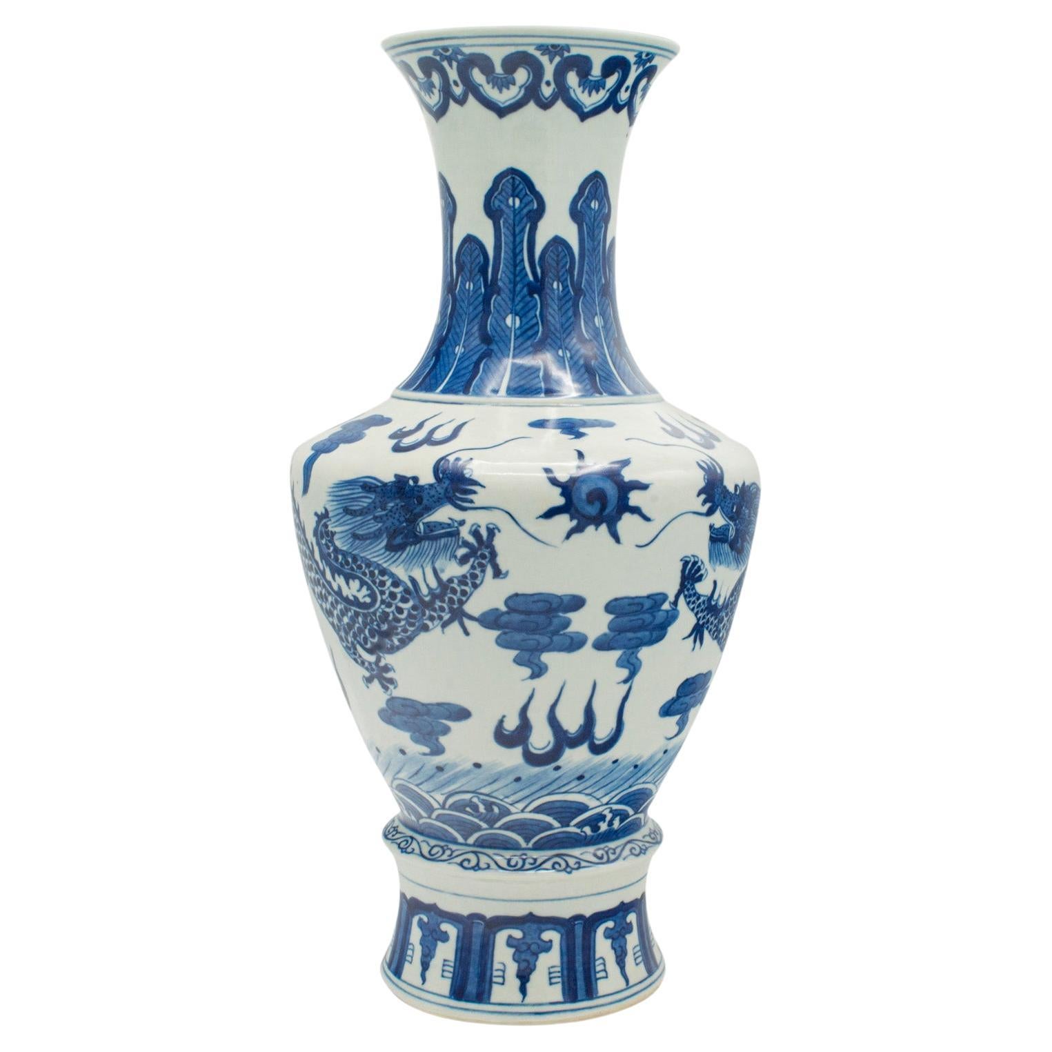 Grand vase vintage blanc et bleu, chinois, céramique, décor, balustre de fleurs en vente