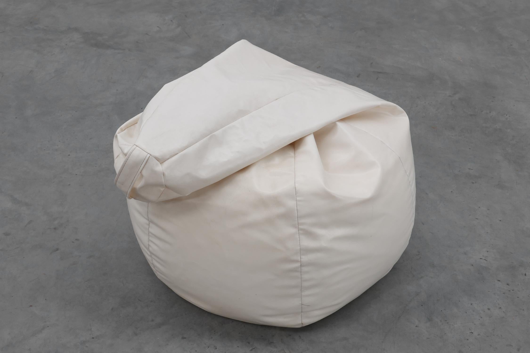 Großer weißer Vintage-Sitzsack aus den siebziger Jahren im Angebot 3