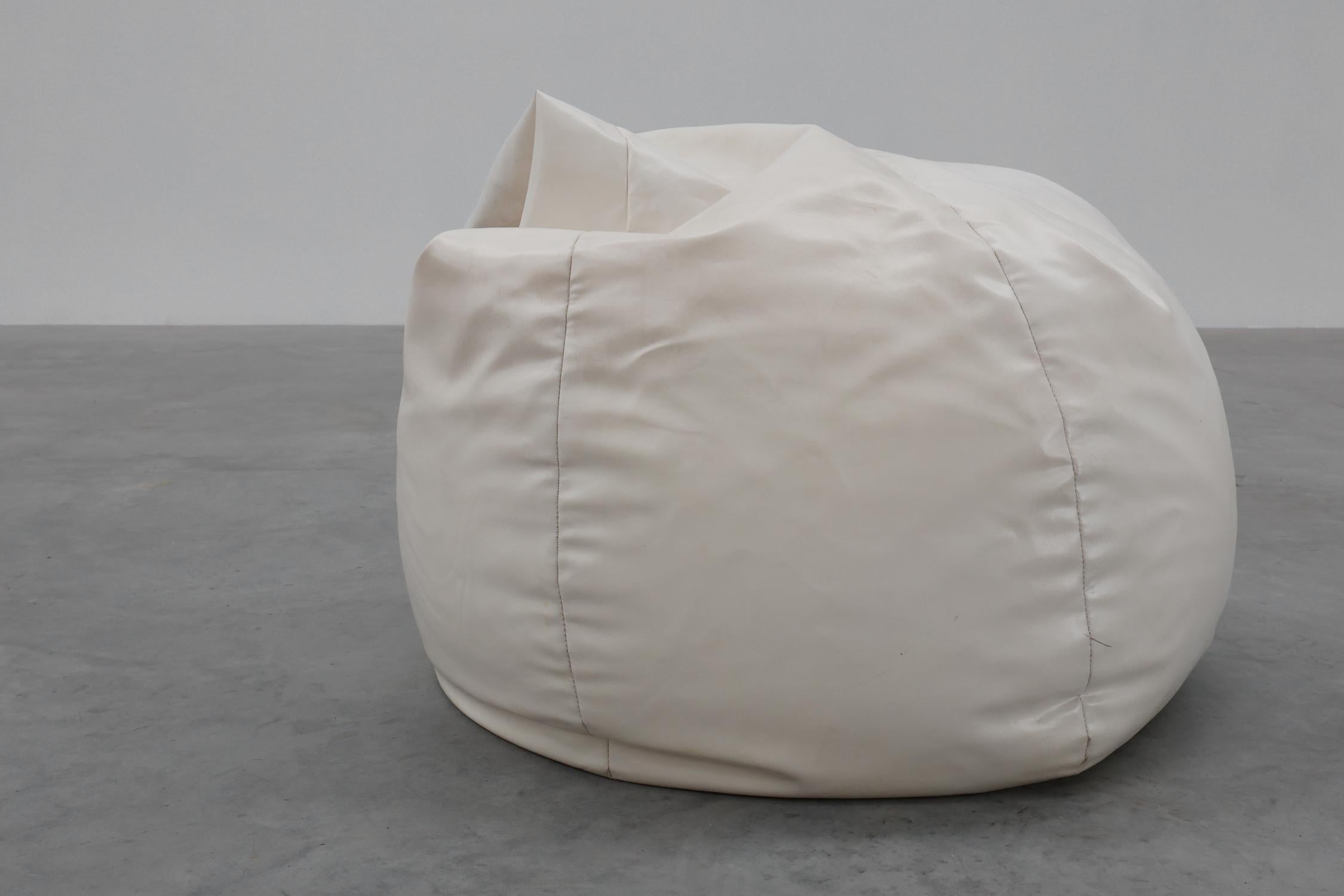 Belgien / 1970 / Sitzsack / Kunstleder / Mid-Century / Vintage

Großer weißer Sitzsack aus den siebziger Jahren. Dieser Sitzsack ist in Kunstleder ausgeführt, das ihn sehr pflegeleicht macht.

Der Sitzsack entstand aus der Idee, ein Sitzmöbel zu