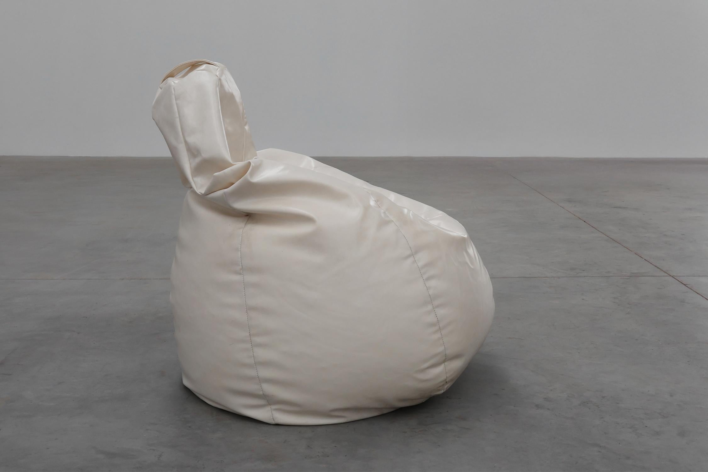 Großer weißer Vintage-Sitzsack aus den siebziger Jahren (Kunstleder) im Angebot