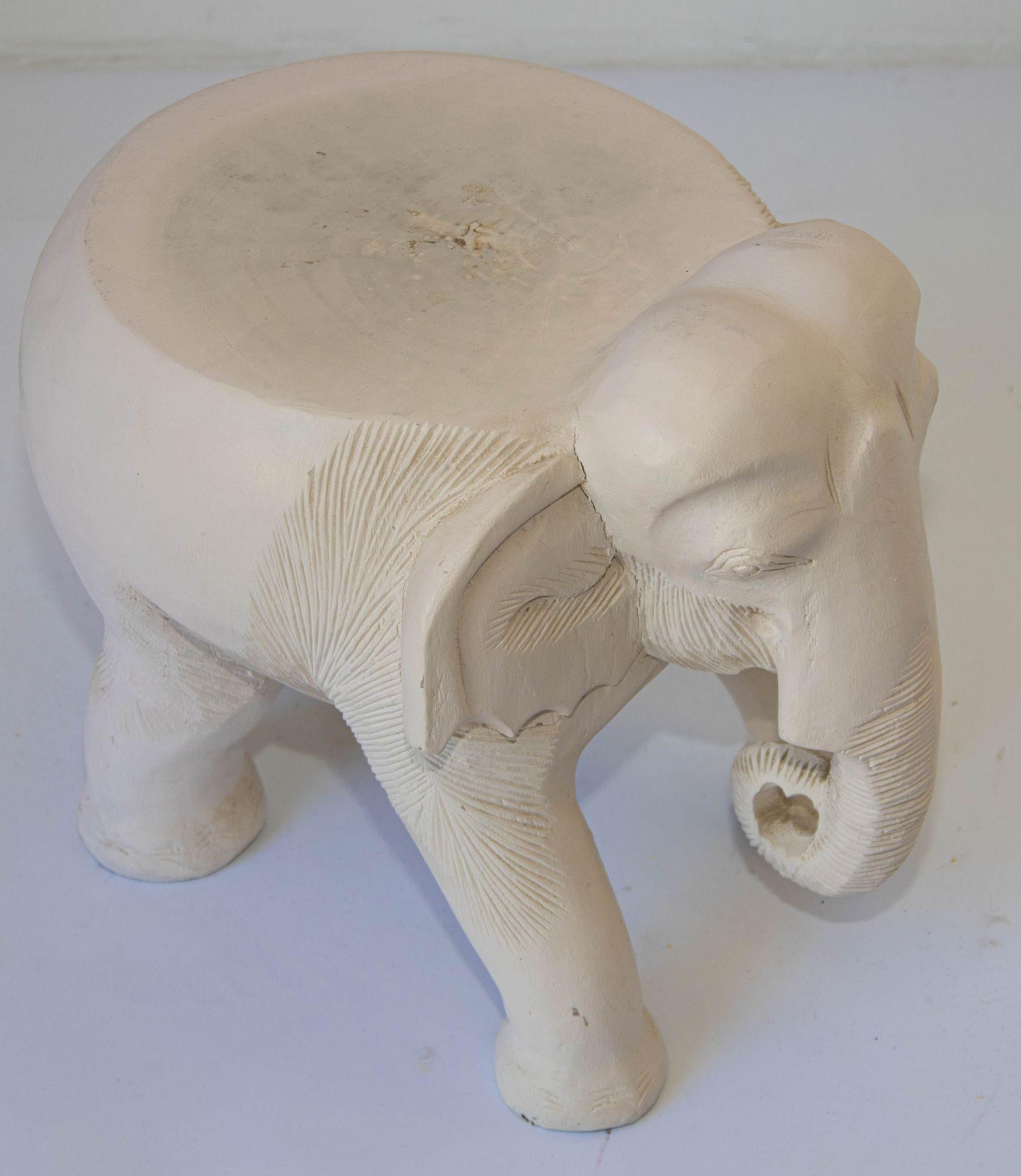 Sculpté à la main Grande table d'appoint vintage en bois sculpté à la main représentant un éléphant en vente
