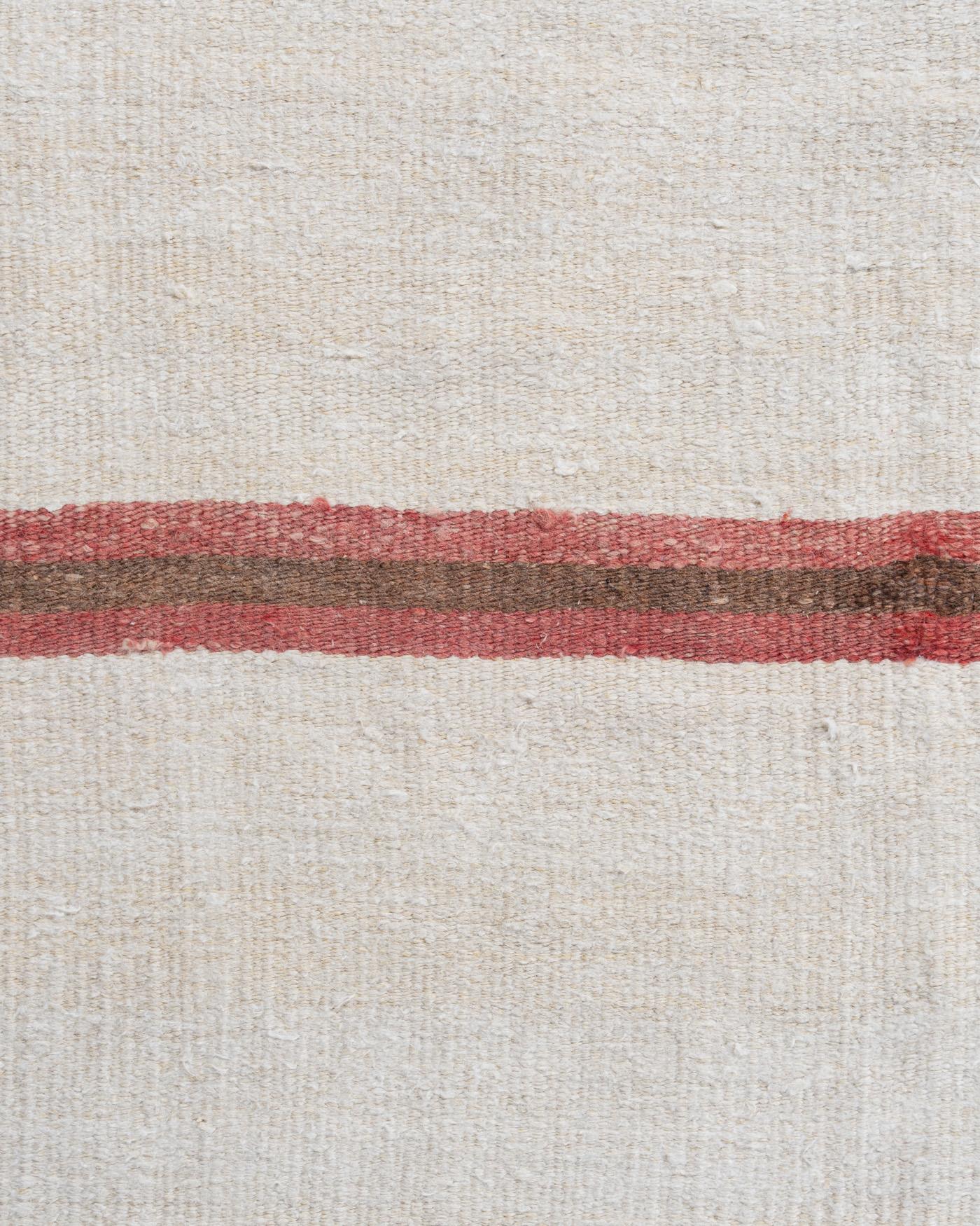 14' X 26'. Ein übergroßer, handgewebter, flach gewebter Hanfteppich. Die Schlichtheit und Kühnheit dieses Stücks verleiht ihm ein zeitgenössisches Flair und kann sowohl in einem modernen als auch in einem traditionellen Ambiente zur Geltung kommen.