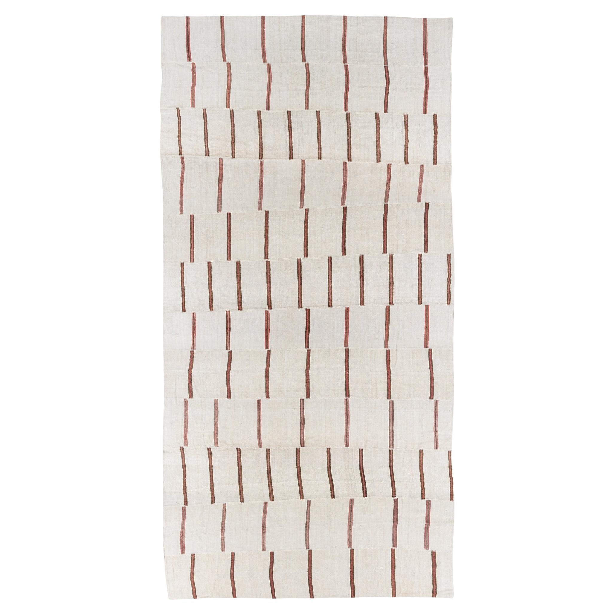 Großer weißer türkischer Vintage-Kilim-Flachgewebe-Teppich Läufer 14' x 26' im Angebot