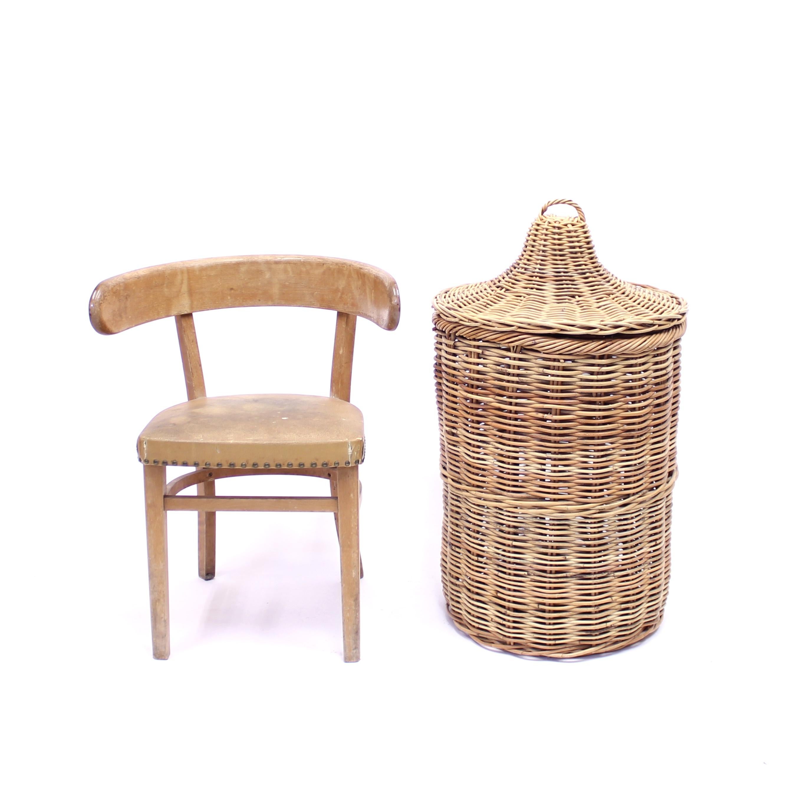 Large vintage wicker basket or laundry basket with lid from ca 1970s. The lid has a handle on top for easy removal. Would be perfect as a laundry basket but could also work as a storage bin. Very good vintage condition with light ware consistent
