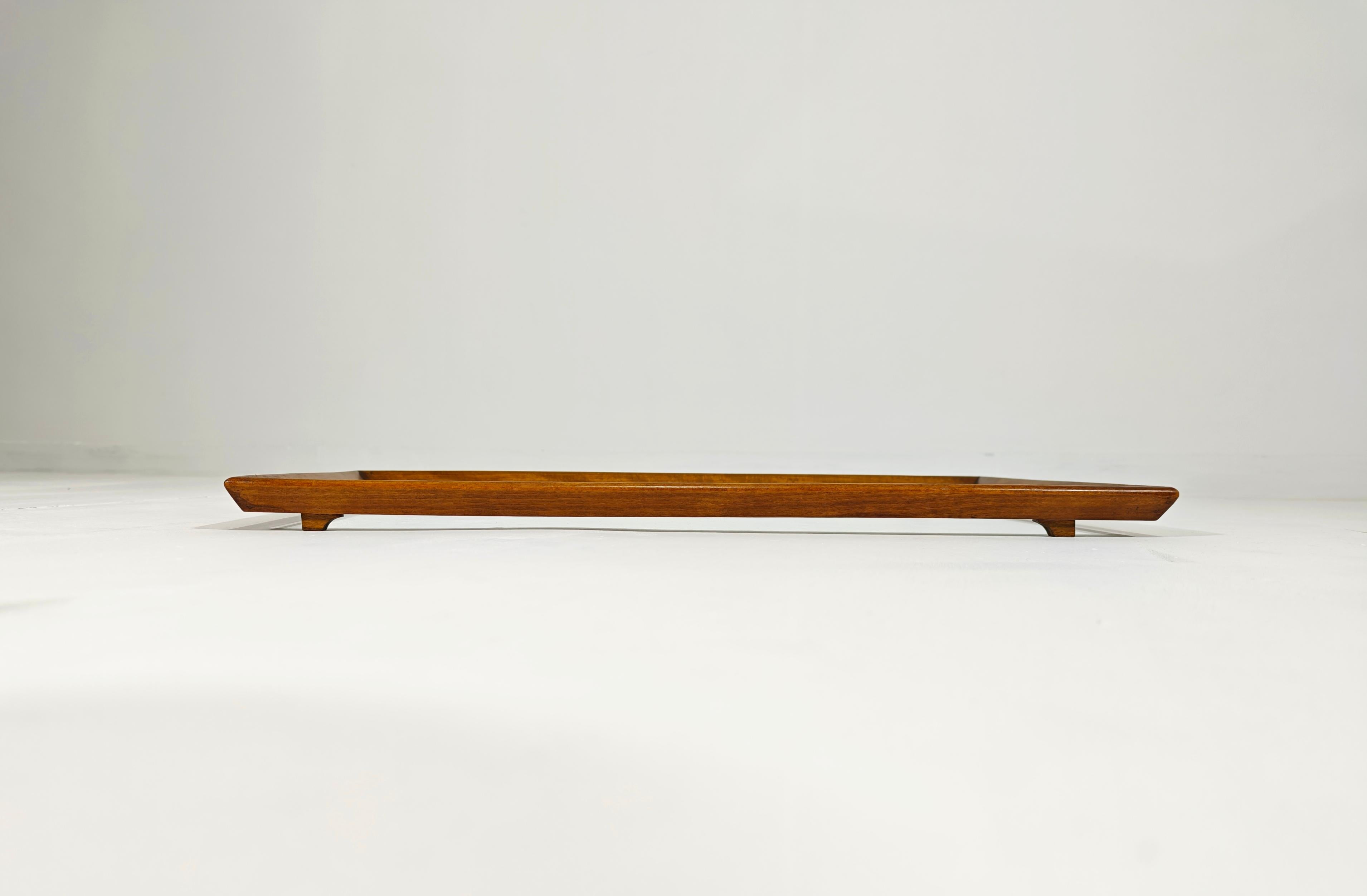 Un elegante vassoio in legno con un ripiano in vetro trasparente. Supportato da 4 piedi, davvero molto speciale. Di dimensioni considerevoli.
Un pezzo unico da collezionare. Ti preghiamo di guardare attentamente il video e le foto, grazie.

Peso: