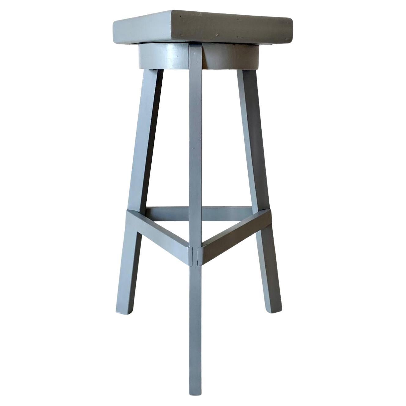 Large Vintage Wood  Console Pedestal – Italy, 1950s

This impressive solid beech wood pedestal, crafted in Italy during the 1950s, features a striking tripod structure and a rotating square base (40 cm x 40 cm), combining both functionality and