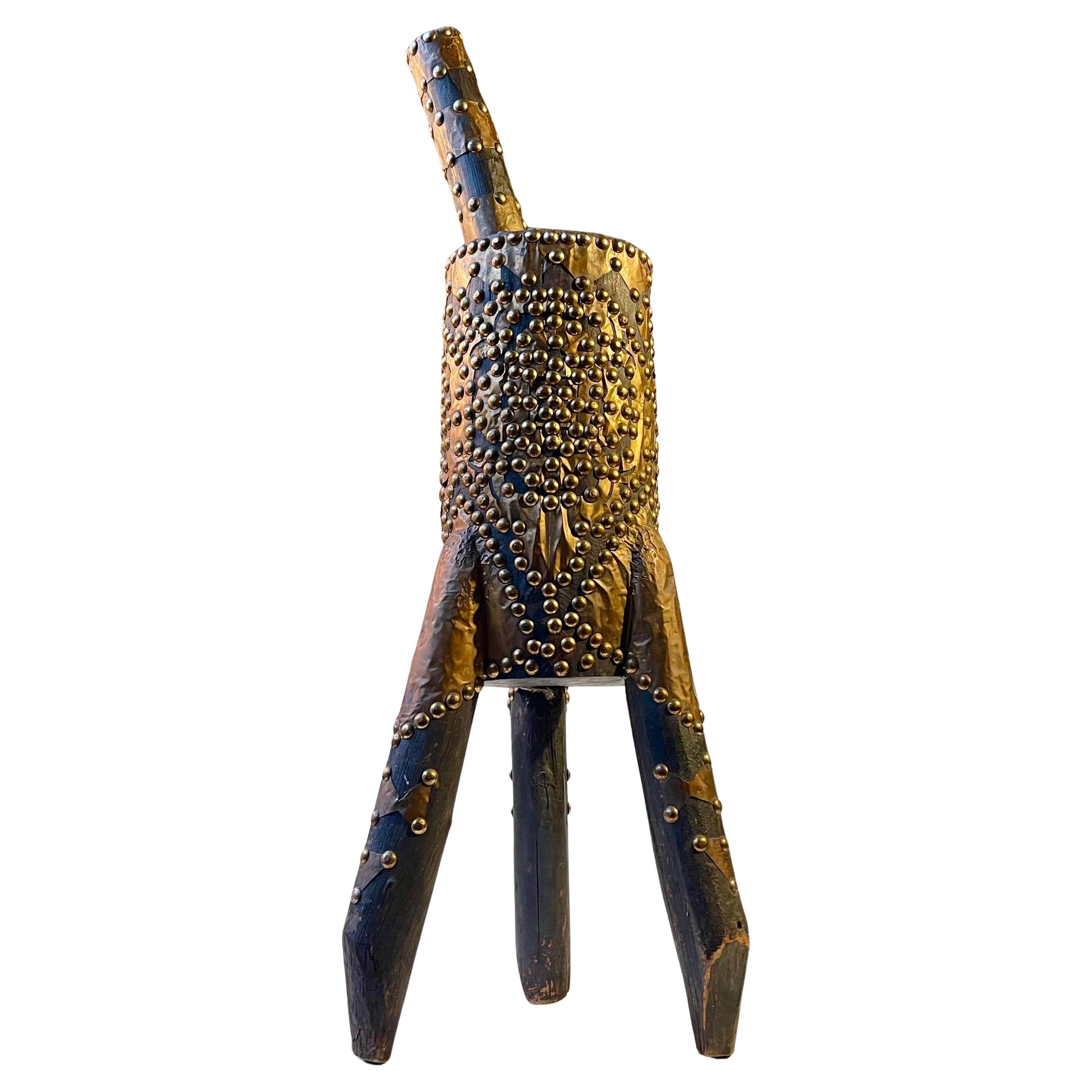 Grand mortier et pilon africain vintage en bois avec rivets en laiton