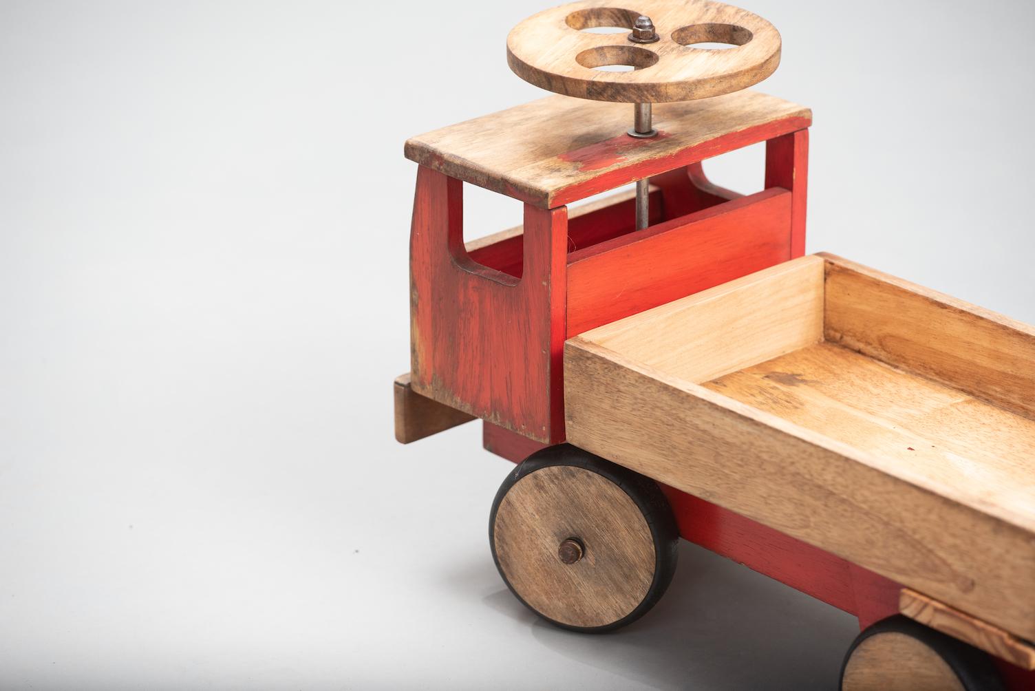 Groer Vintage-Spielzeugwagen aus Holz fr Kinder (Gemalt) im Angebot