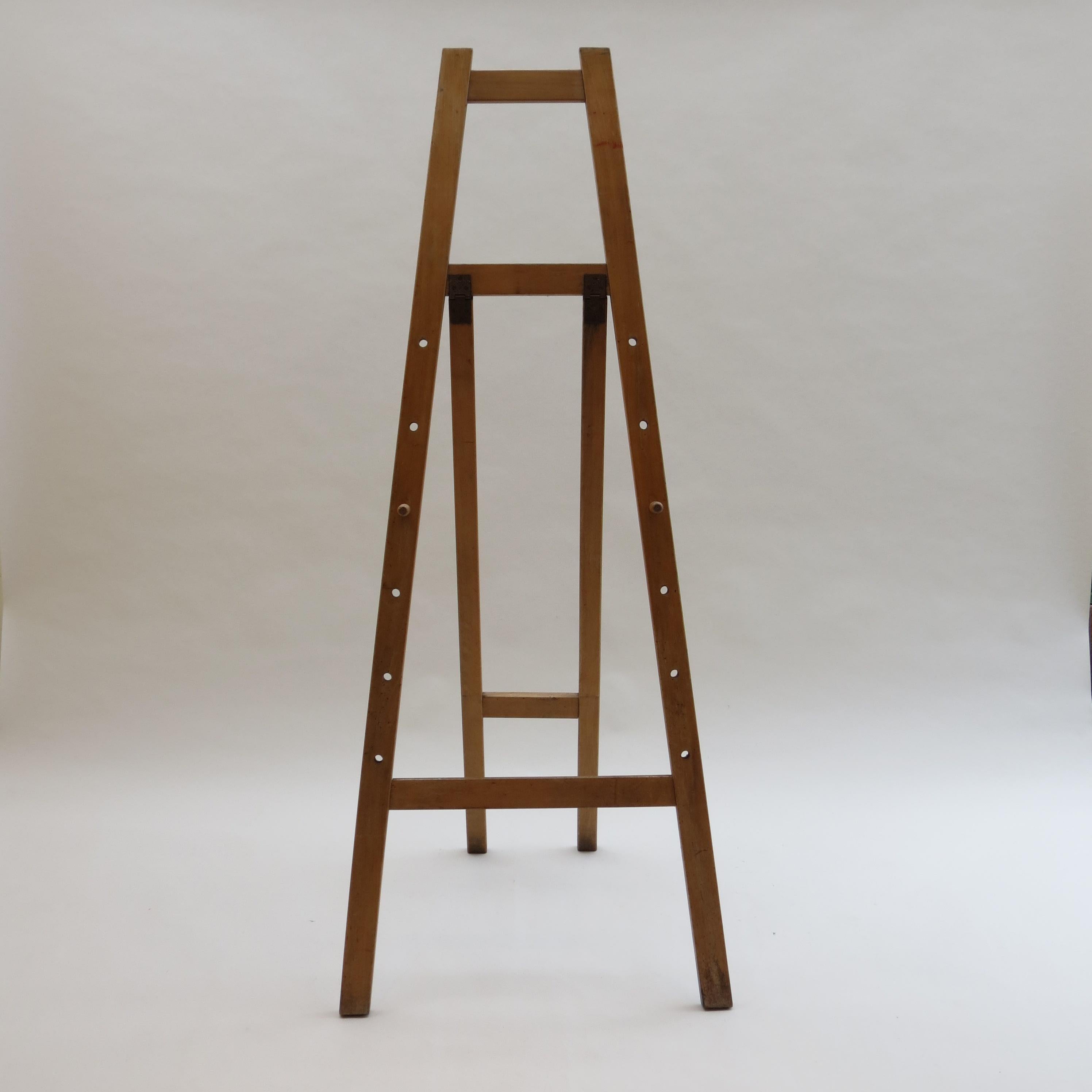 Large wooden easel by Esavian. Originally used in schools to display a blackboard. Two wooden adjustable pegs slot into the uprights. The easel folds flat when not in use. Stamped ESA Esavian Made in Britain.

ST1106
Measures: 173cm tall 73cm,